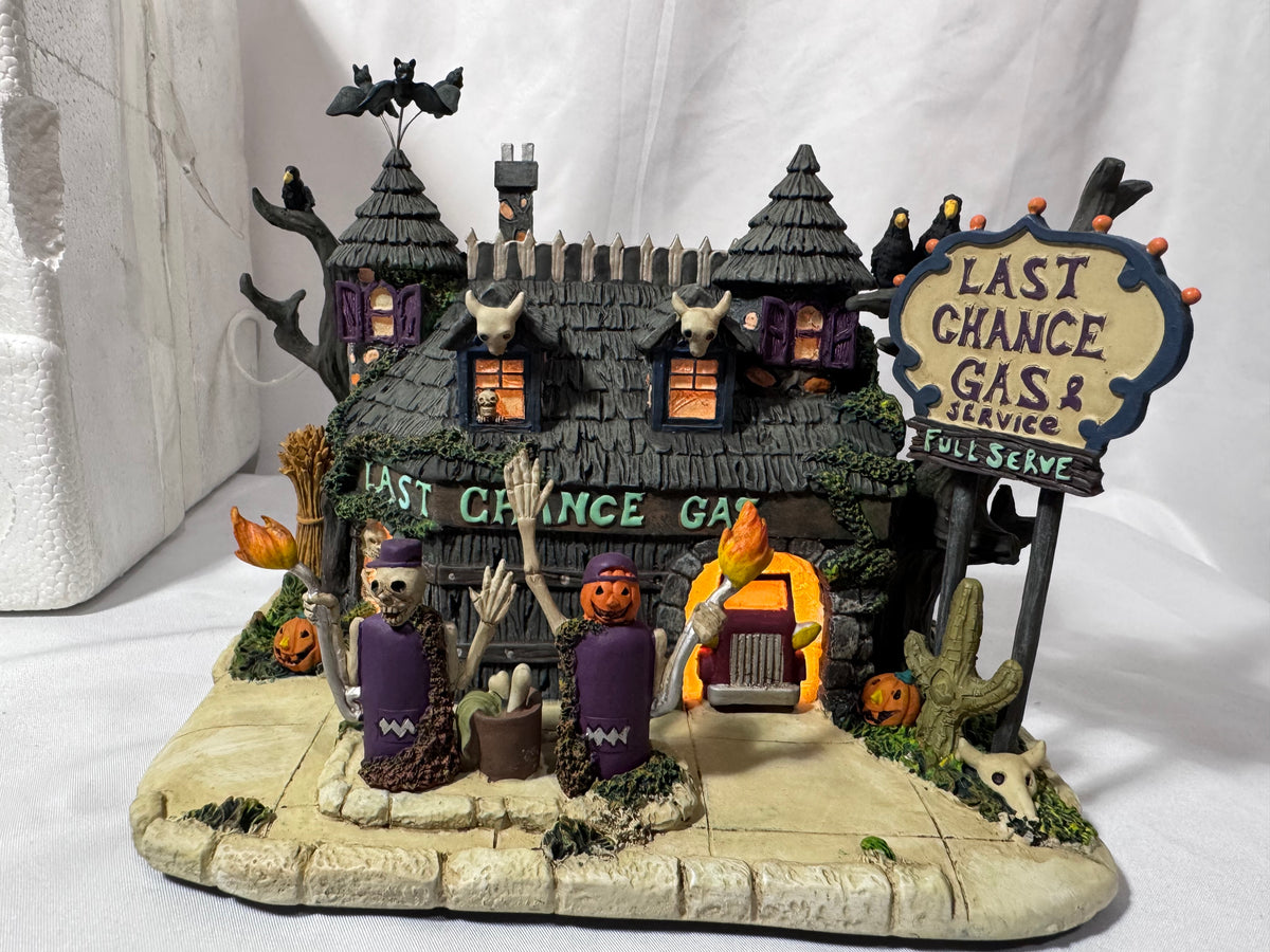 2004 Hawthorne Village The Munsters “Last Chance Gas” Station – Halloween Village A9097