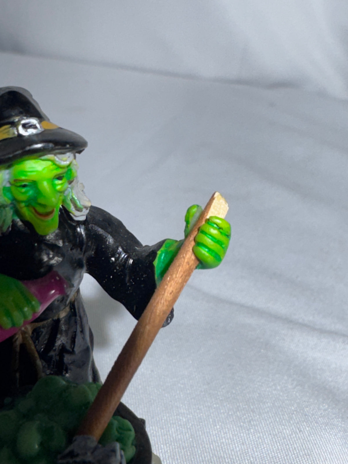 Lemax Spooky Town “The Witch’s Cauldron” #42840 — Halloween Village Figurine read