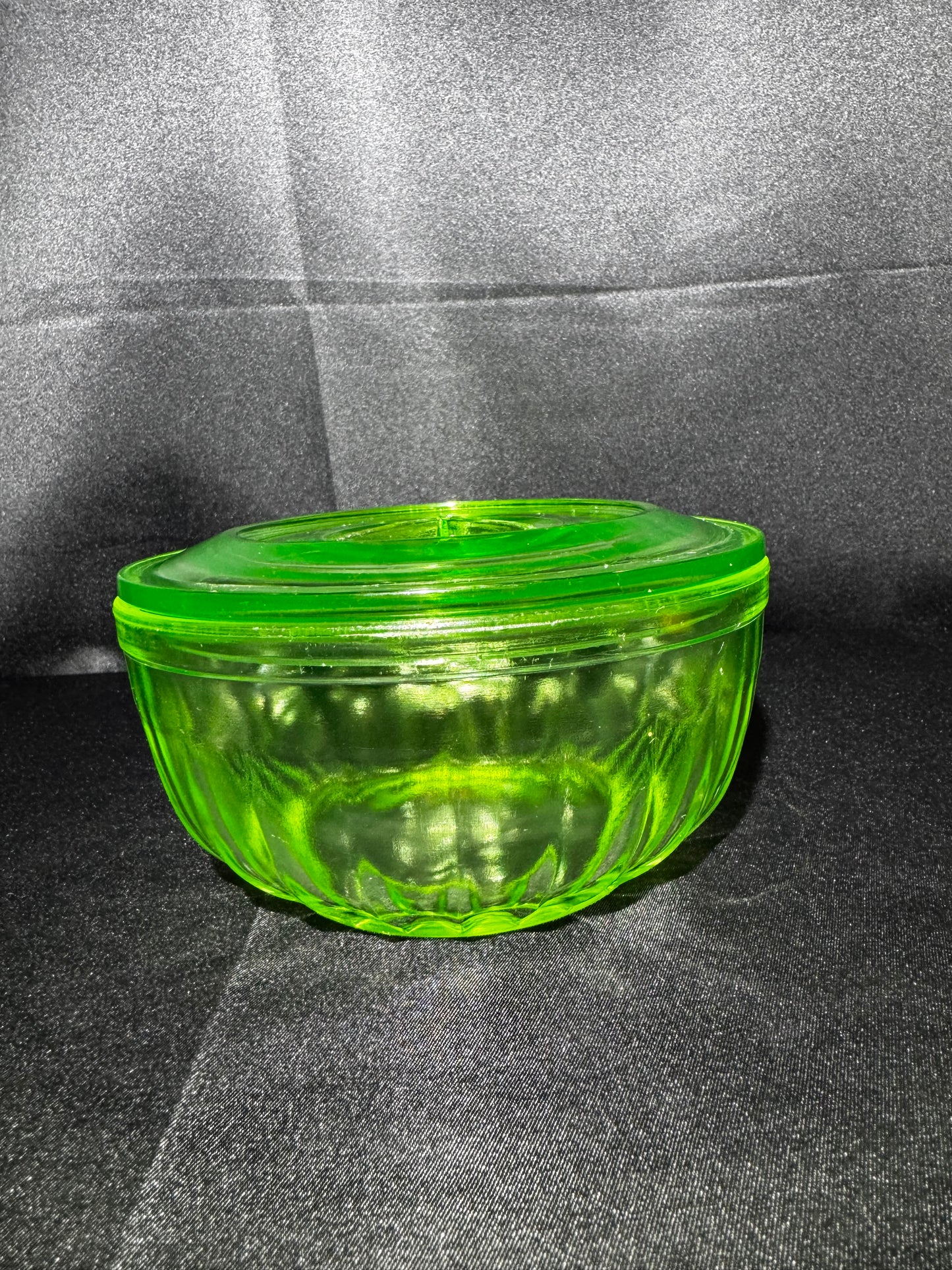 Vintage Anchor Hocking Uranium Glass Refrigerator Dish w/ Lid Ribbed Depression Glass UV Glow 5.5”