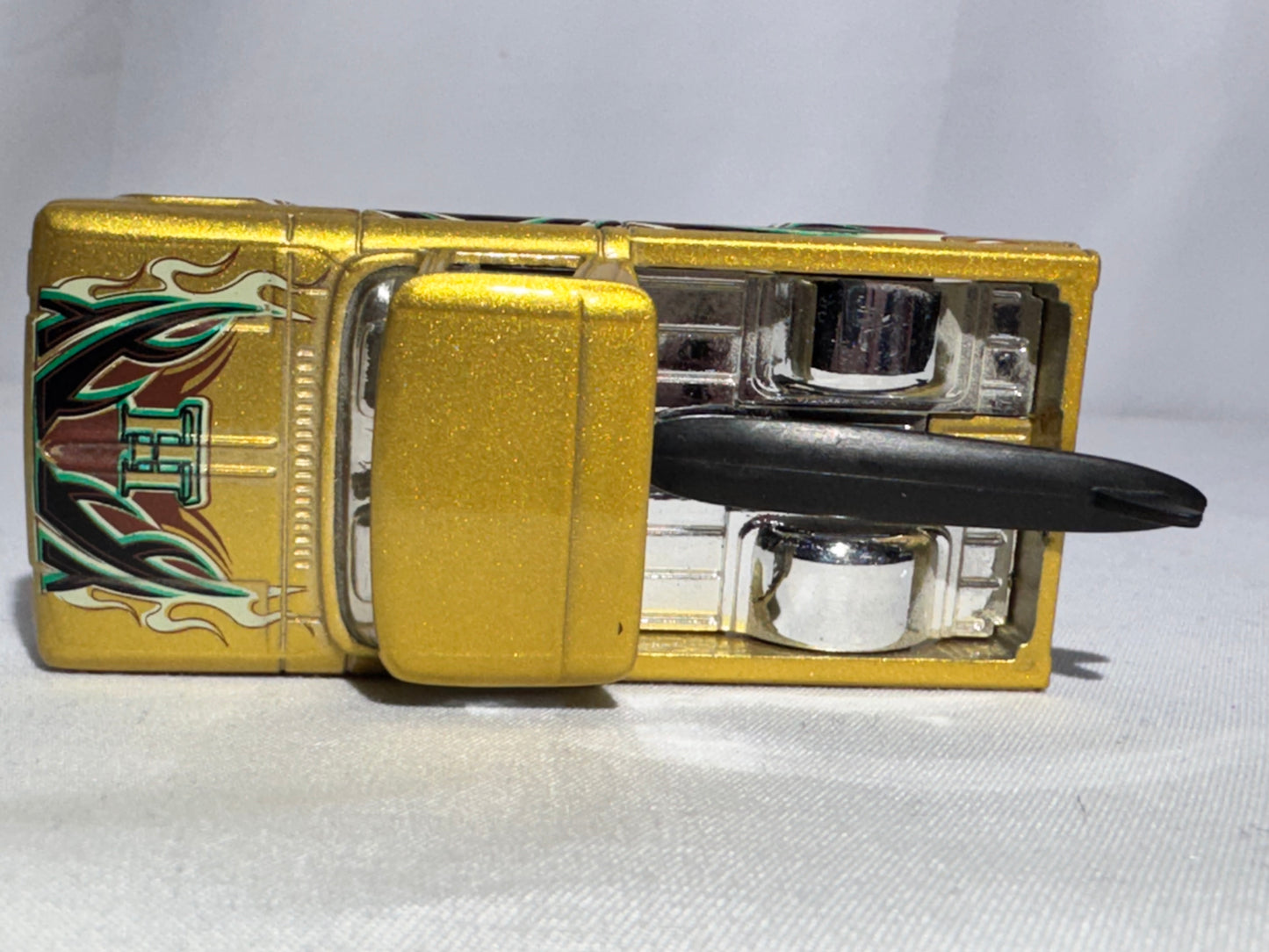 2011 Hot Wheels Custom ’62 Chevy Pickup Treasure Hunt – Gold Flames Surfboard Truck 1:64