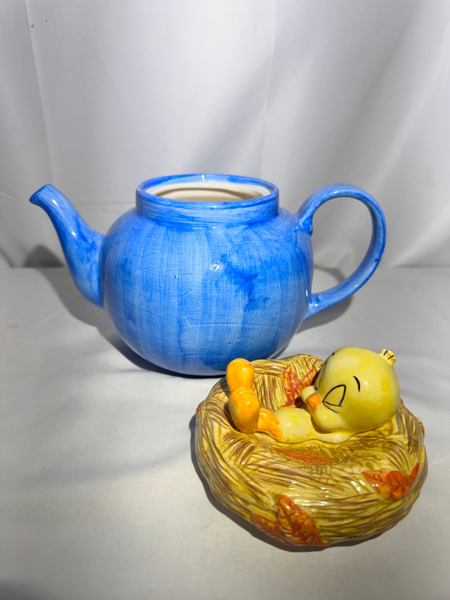 Looney Tunes Tweety Bird Teapot – Warner Bros. 1998 – No Chips or Cracks