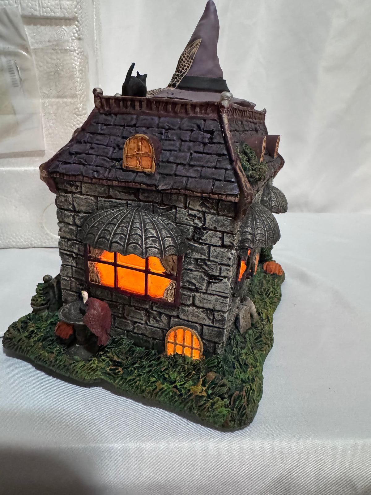 Hawthorne Village The Munsters Lily’s Costume Shop – A2296 – 2005 Halloween Village
