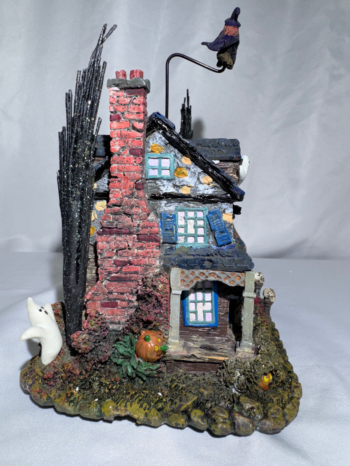 2004 Hawthorne Village The Munsters “Lily’s Inn” Halloween Village Lighted House – COA