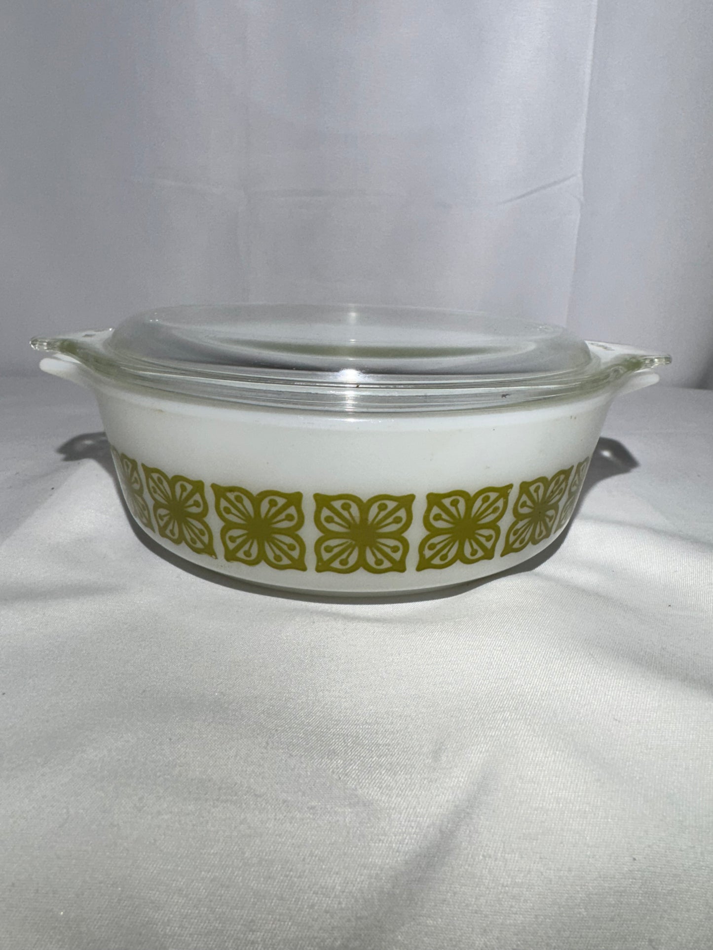 Pyrex 471 – 1 Pint Dish with Lid (470C) – Verde Square Flower Pattern