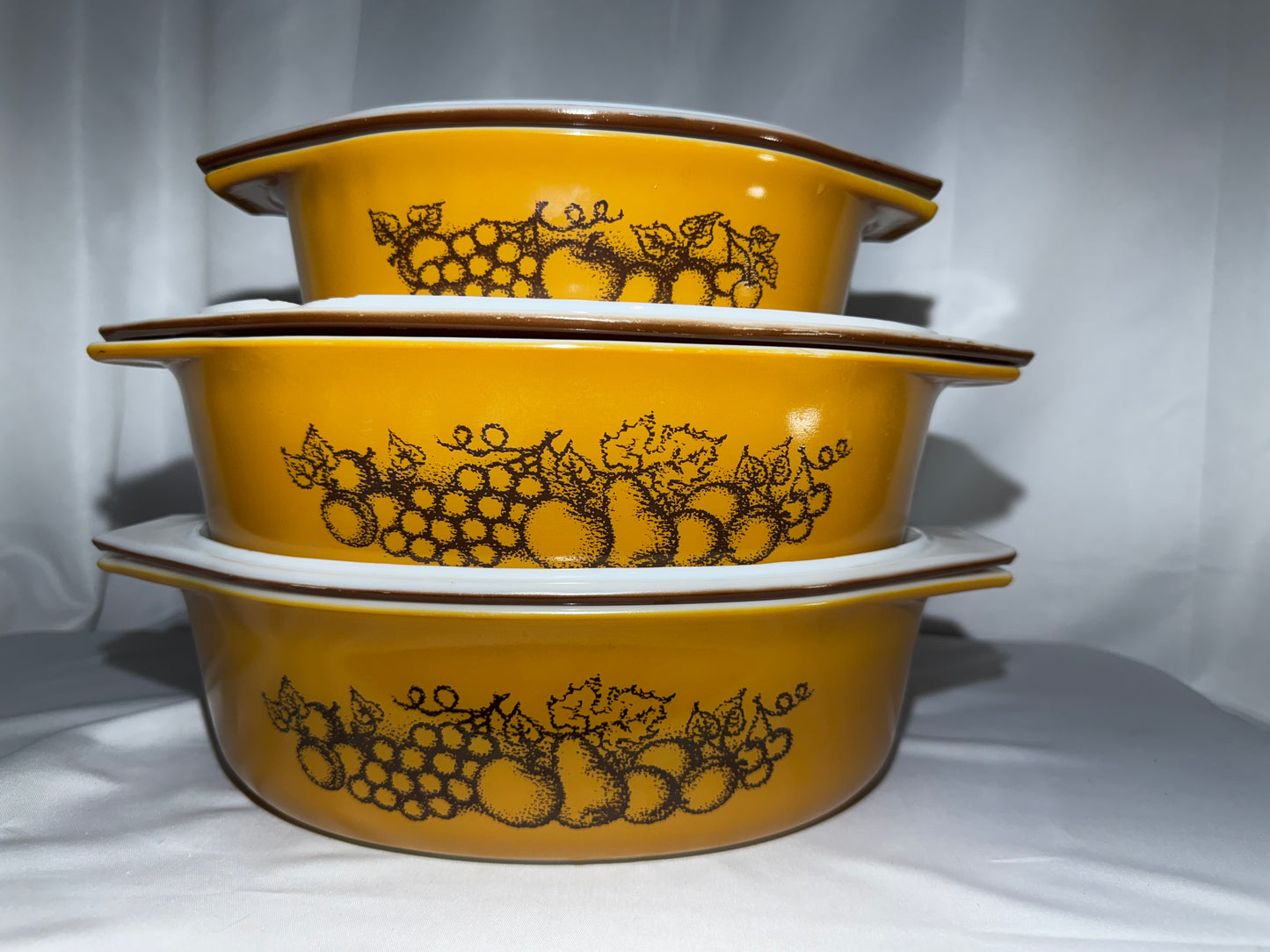 Vintage Pyrex Old Orchard Casserole Dish Set of 3 w/ Lids 1.5 Qt & 2.5 Qt Brown Fruit