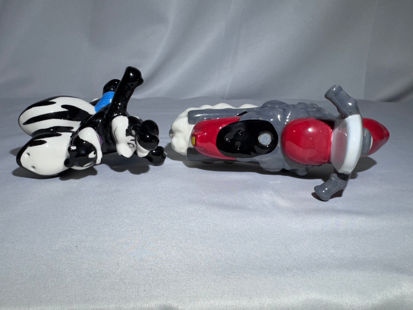 2009 Westland Looney Tunes Pepe Le Pew Penelope and motorcycle Magnetic Shakers Box