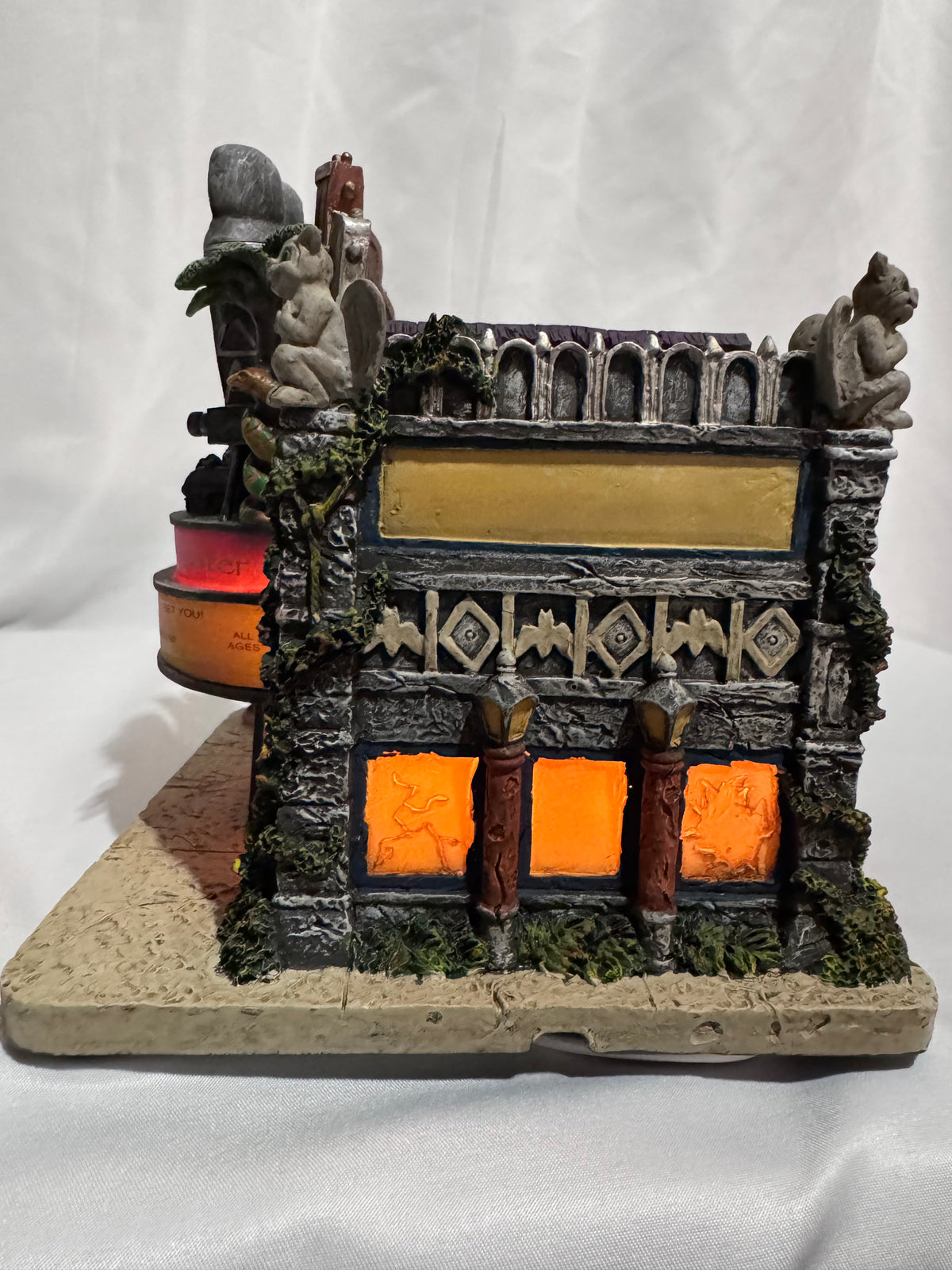 Hawthorne Village The Munsters Mockingbird Theater – A3257 – 2005 Halloween Village