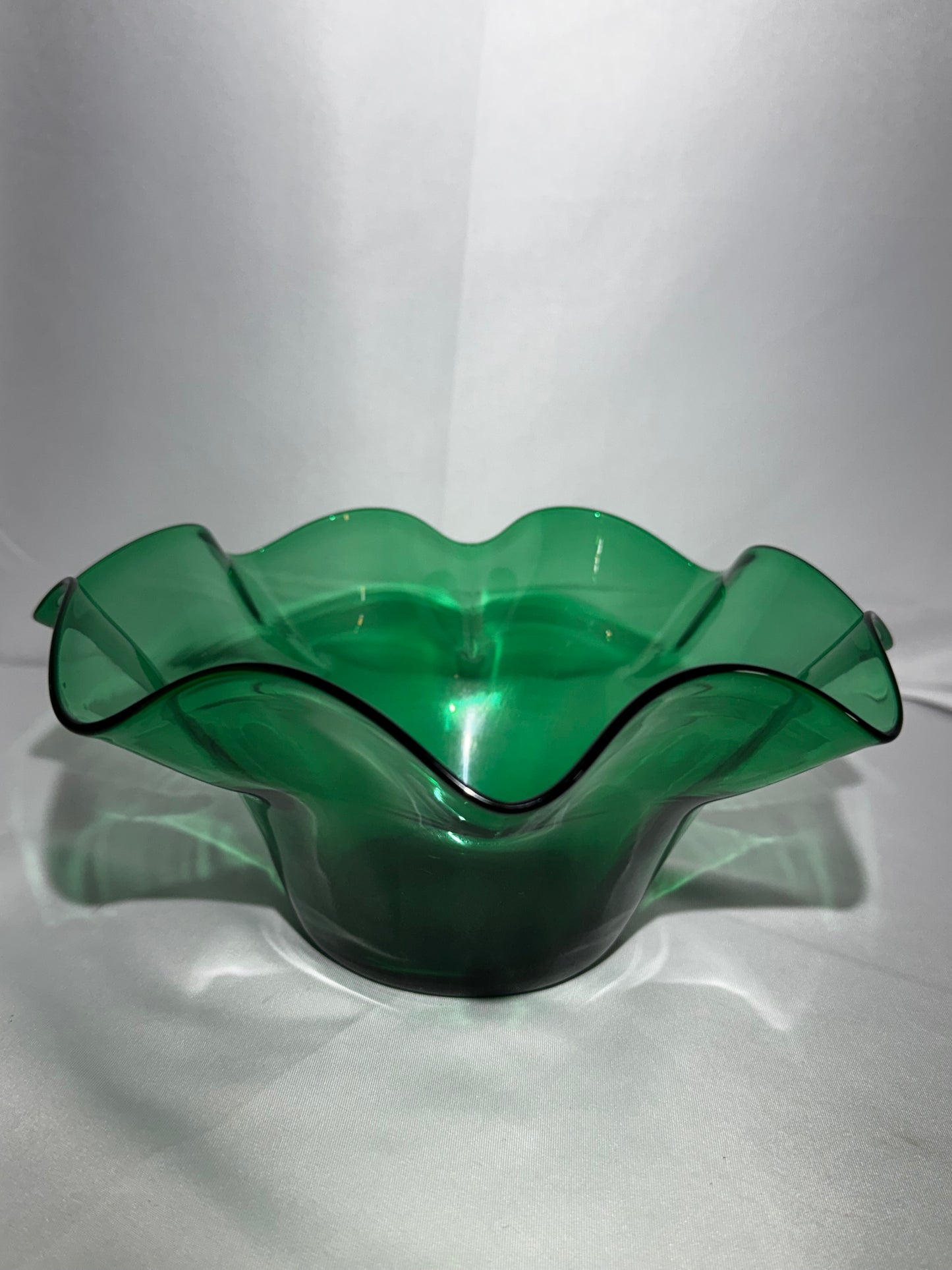 Vintage Emerald Green Hand Blown Art Glass Ruffled Bowl MCM Handkerchief Vase 9”