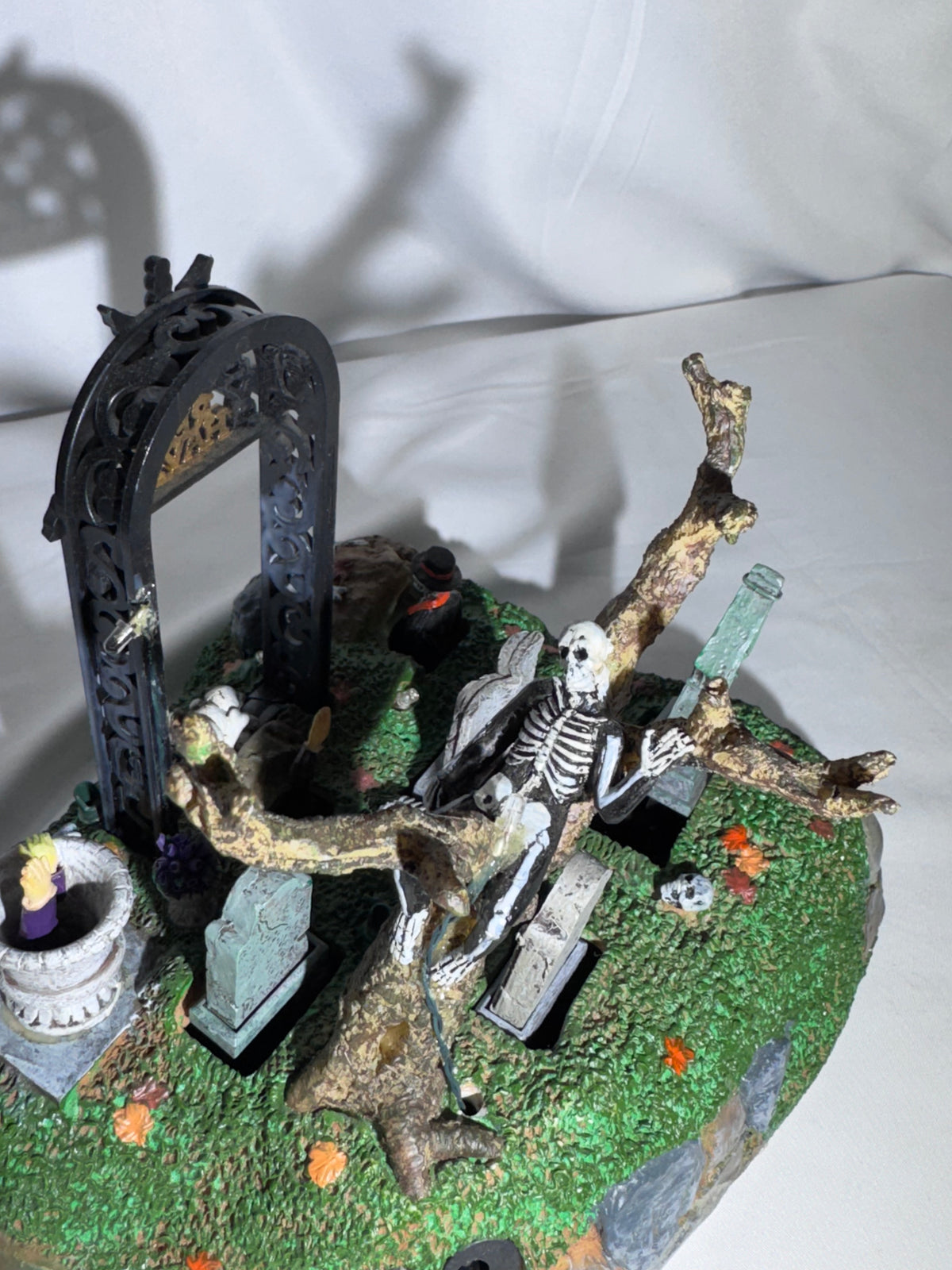 Lemax Spooky Town Restless Tombstones Animated Table Accent #74605 – 2007 – Retired