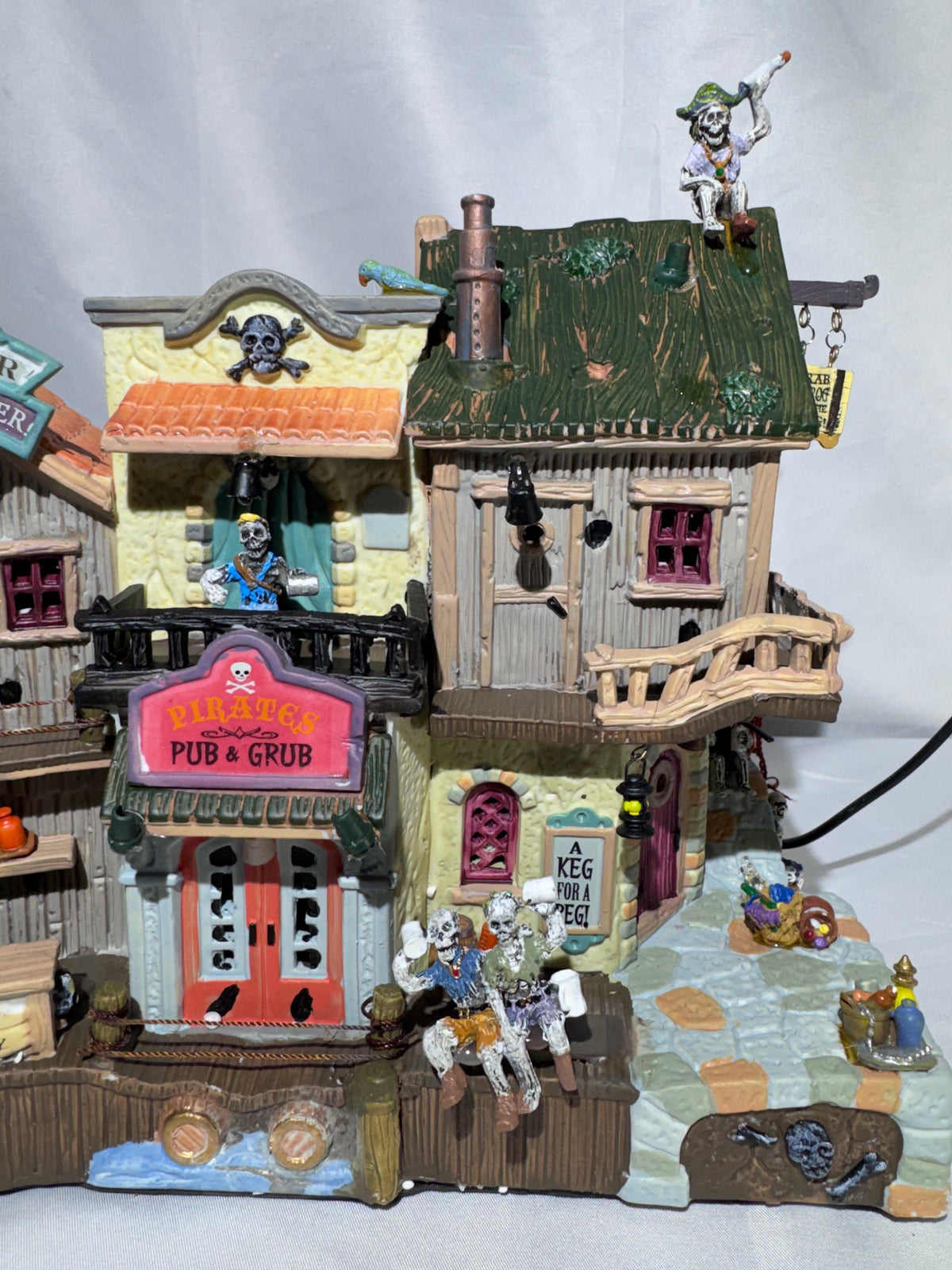 Lemax Spooky Town Pirates Pub & Grub #85666 – Retired Halloween Village – Original Box