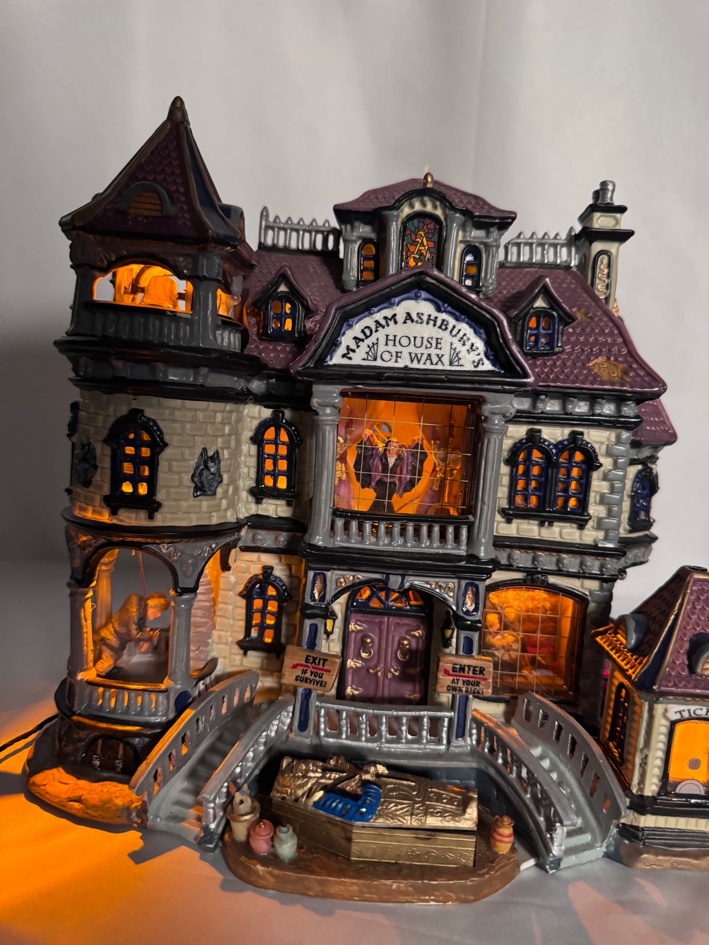 Lemax Spooky Town Madam Ashbury’s House of Wax #35784 – Retired 2003 Halloween Village