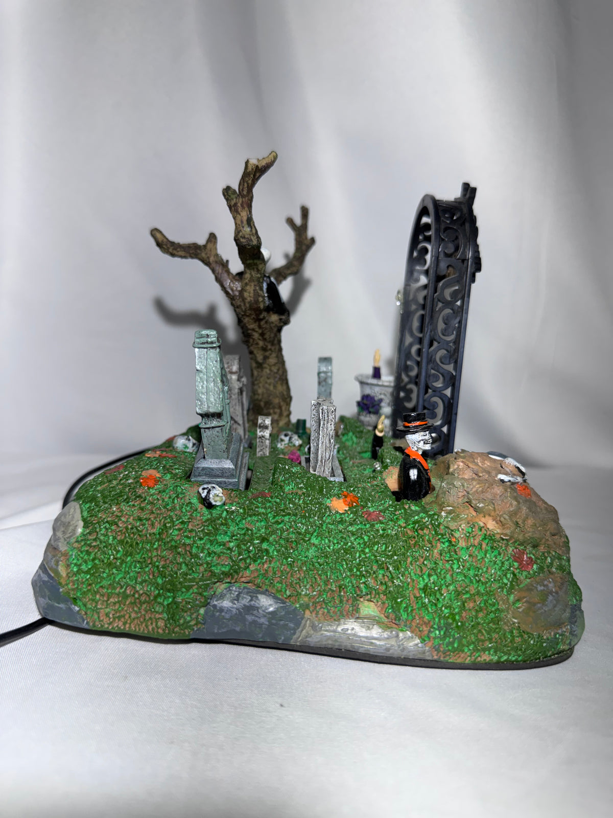 Lemax Spooky Town Restless Tombstones Animated Table Accent #74605 – 2007 – Retired