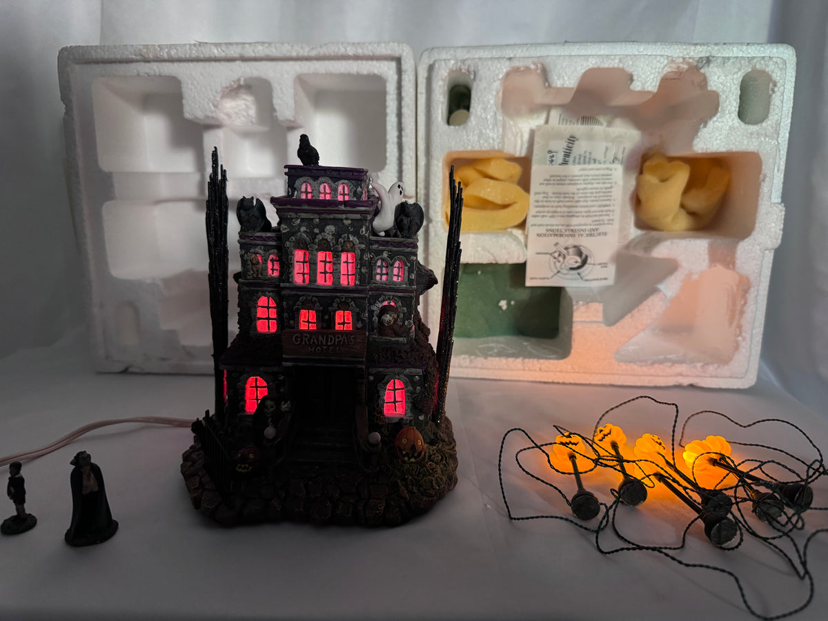 Hawthorne Village The Munsters Halloween Village – Grandpa’s Touch of Transylvania Hotel – 2004