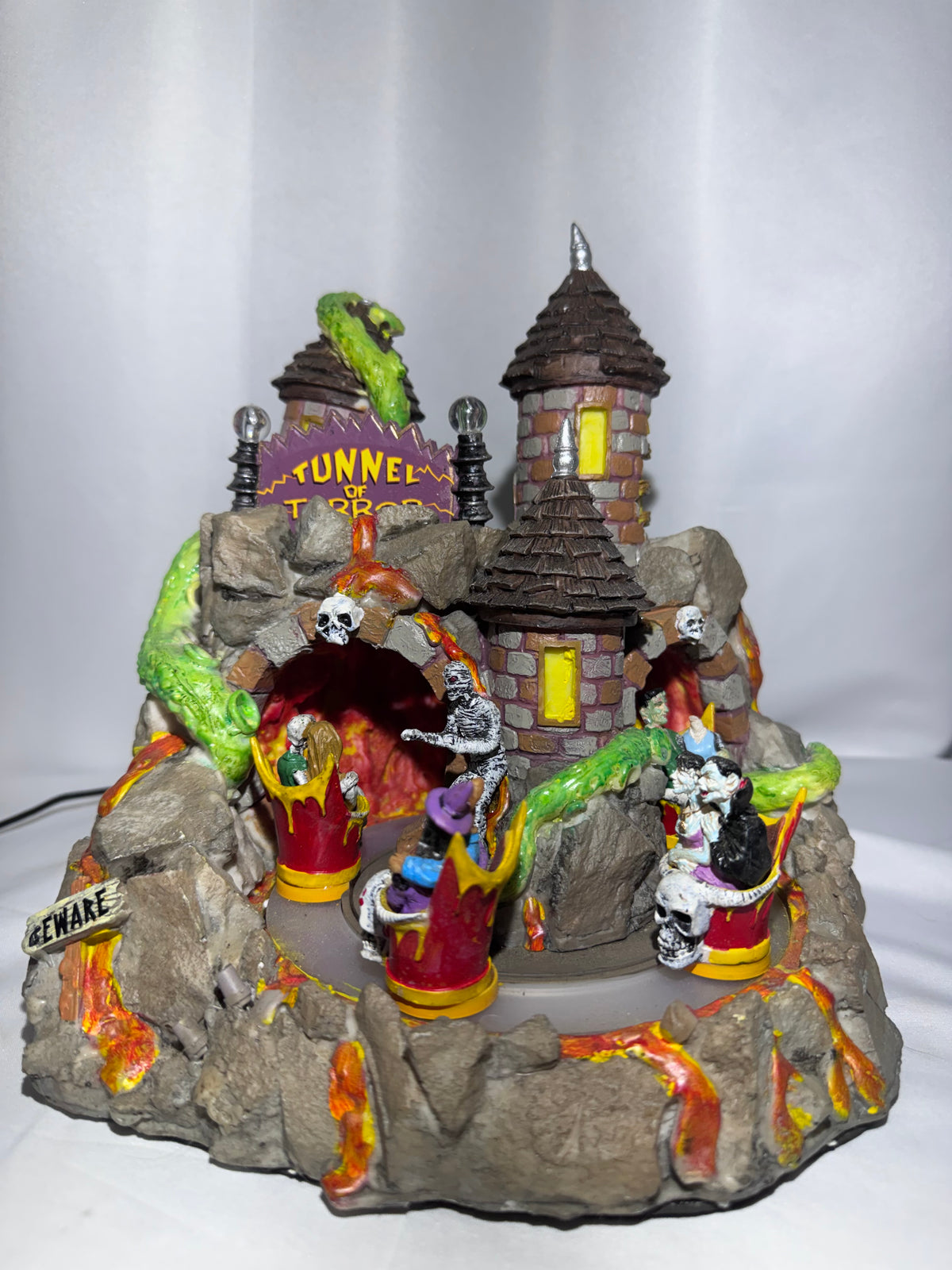 Lemax Spooky Town Tunnel of Terror #84771 – Retired 2008–2018 – Animated & Musical