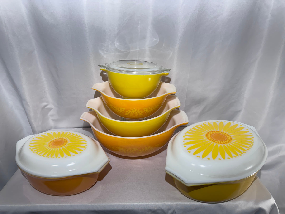 Vintage Pyrex Daisy Sunflower Mixing Bowls & Covered Casserole Dishes – 1970s – Set of 9 Pieces