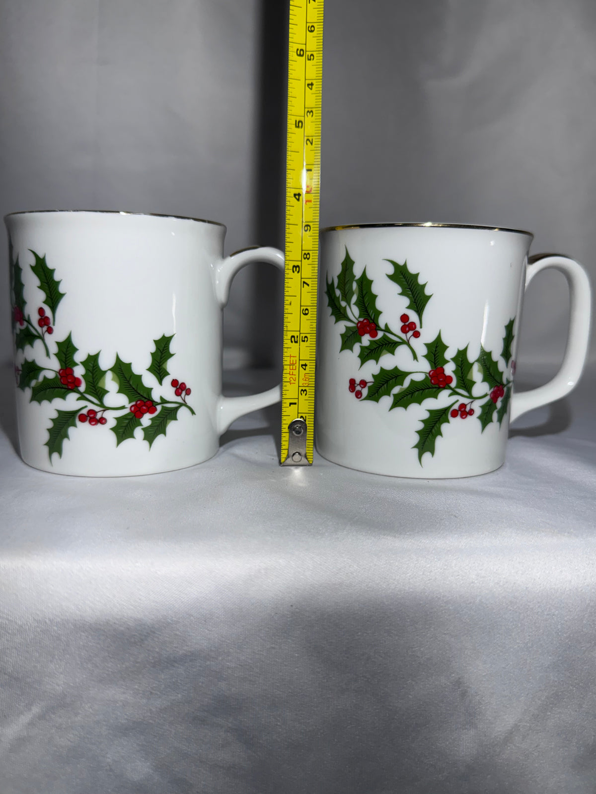 Vintage Kashima Christmas Holly Porcelain Coffee Mugs – Set of 2 – Gold Trim – Made in Japan