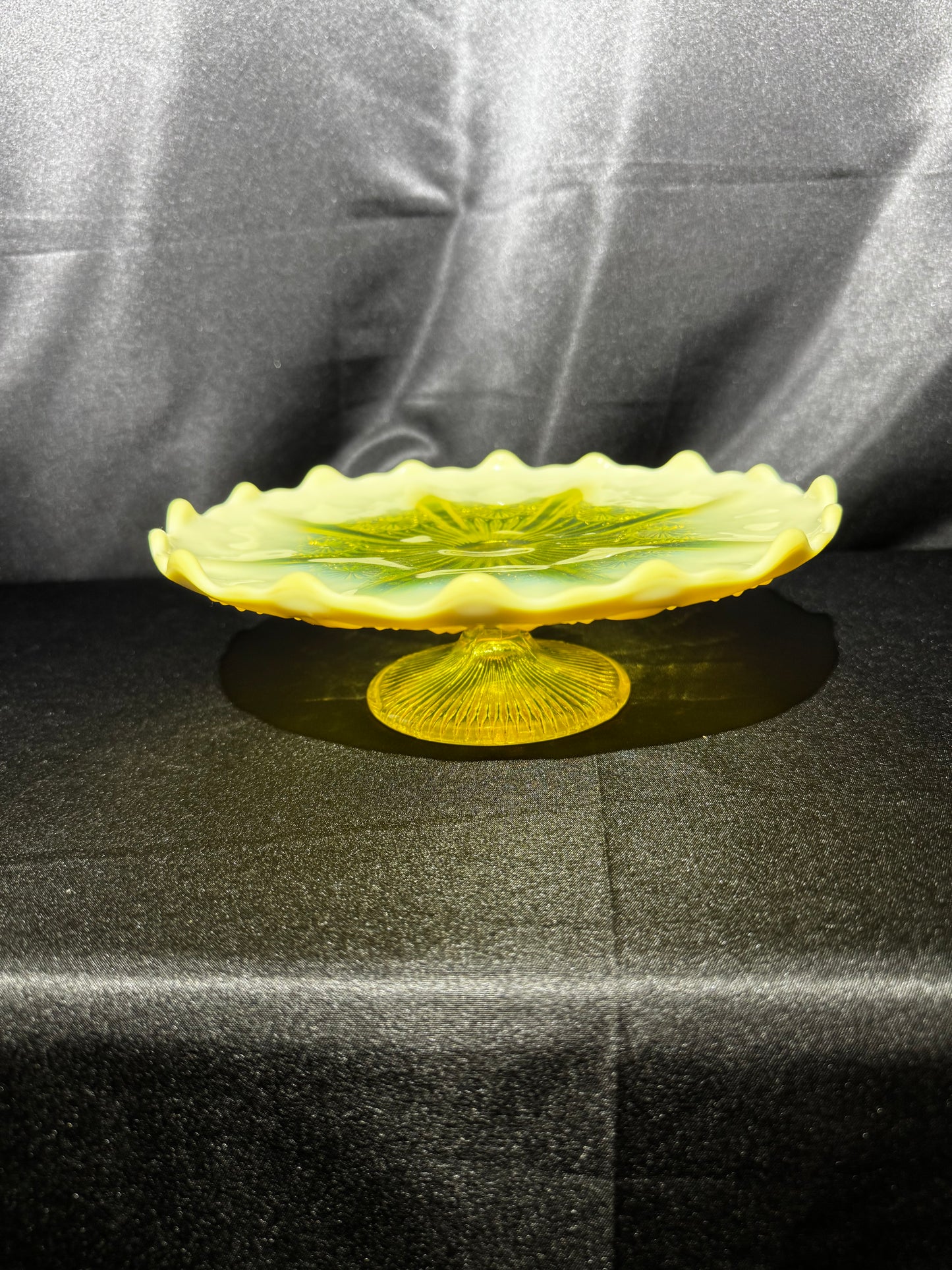 Vintage Uranium Glass Pedestal Cake Stand – Davidson Glass Co. – Victorian Era (c. 1890–1900s)