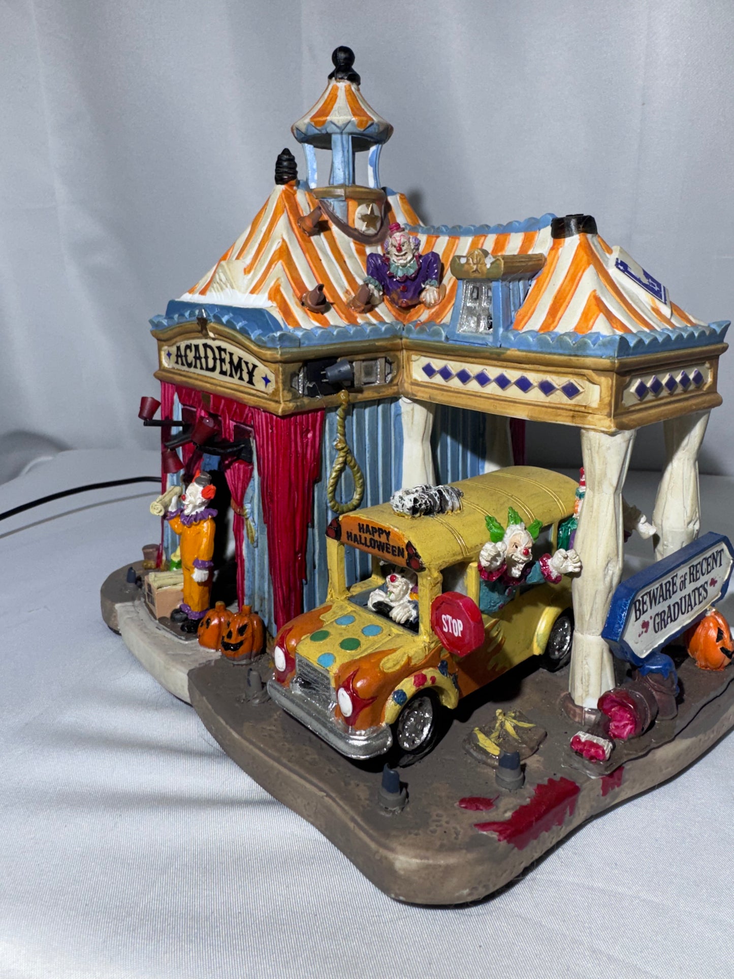 Lemax Spooky Town Creepy Clown Academy #55905 – 2016 – Lighted & Sound – read