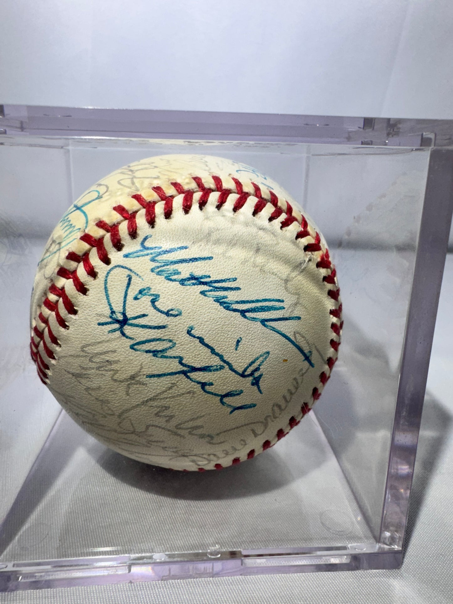 1989 World Series Official Baseball – San Francisco Giants – 32 Autographs – Will Clark, Robby Thompson, Jose Vribe, Matt Williams and Brett Butler autographs