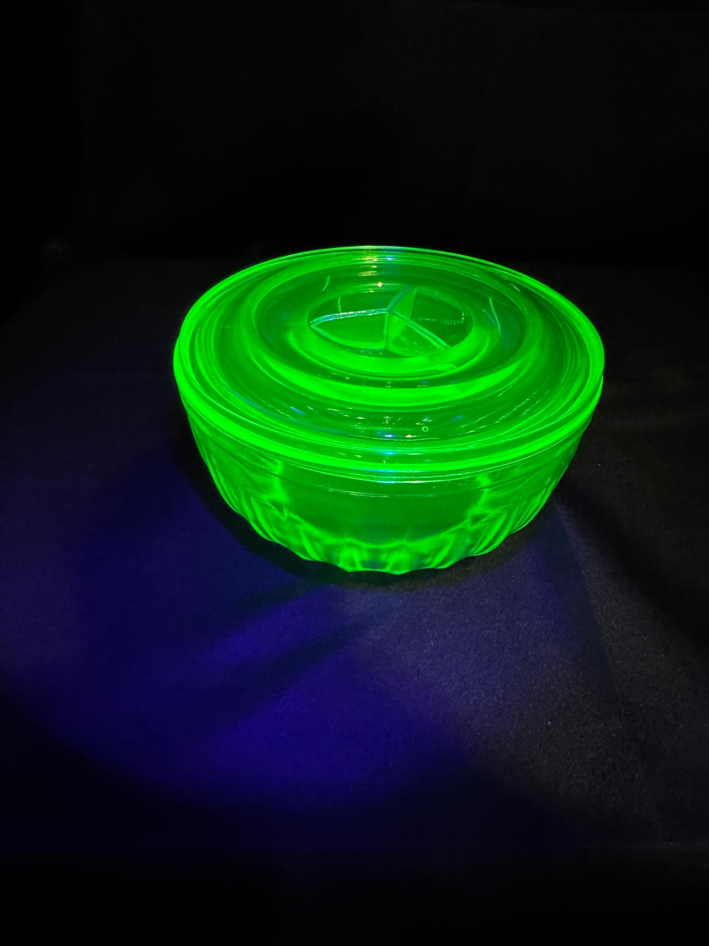Vintage Anchor Hocking Uranium Glass Refrigerator Dish w/ Lid Ribbed Depression Glass UV Glow 5.5”