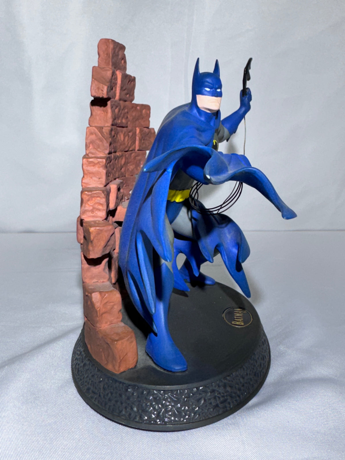 1996 Hallmark DC Super Heroes Collection Batman “Guardian of Gotham City” Figurine QHF3104 – Box & COA
