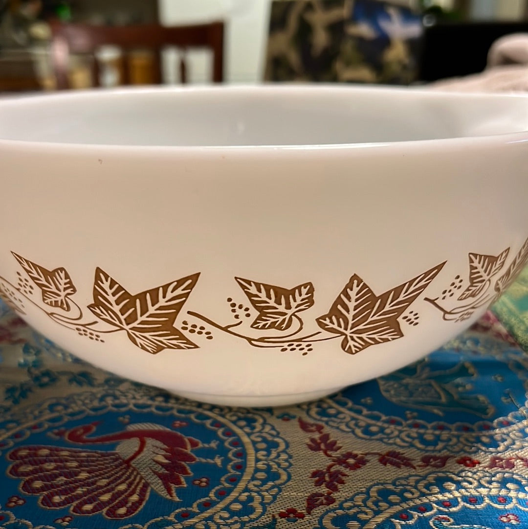 Vintage Pyrex Sandlewood Ivy mixing bowl in mint condition.