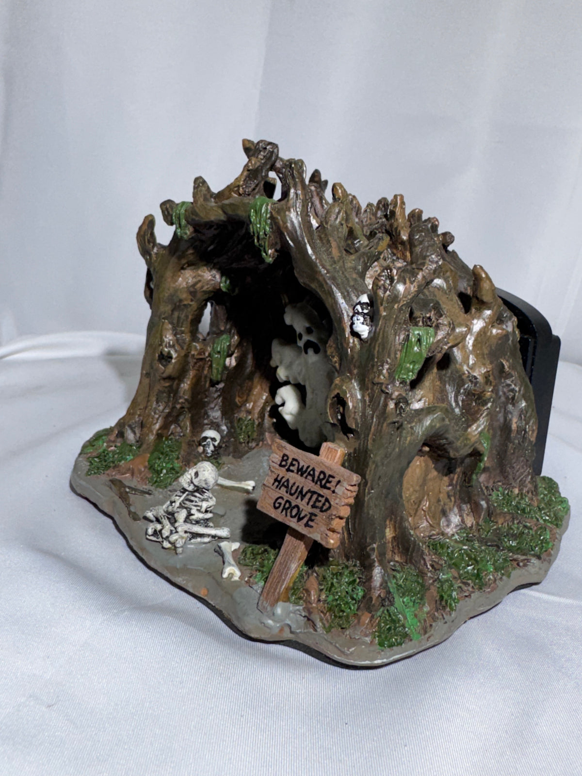 Lemax Spooky Town Haunted Grove #64423 – Lighted & Animated Halloween Table Accent