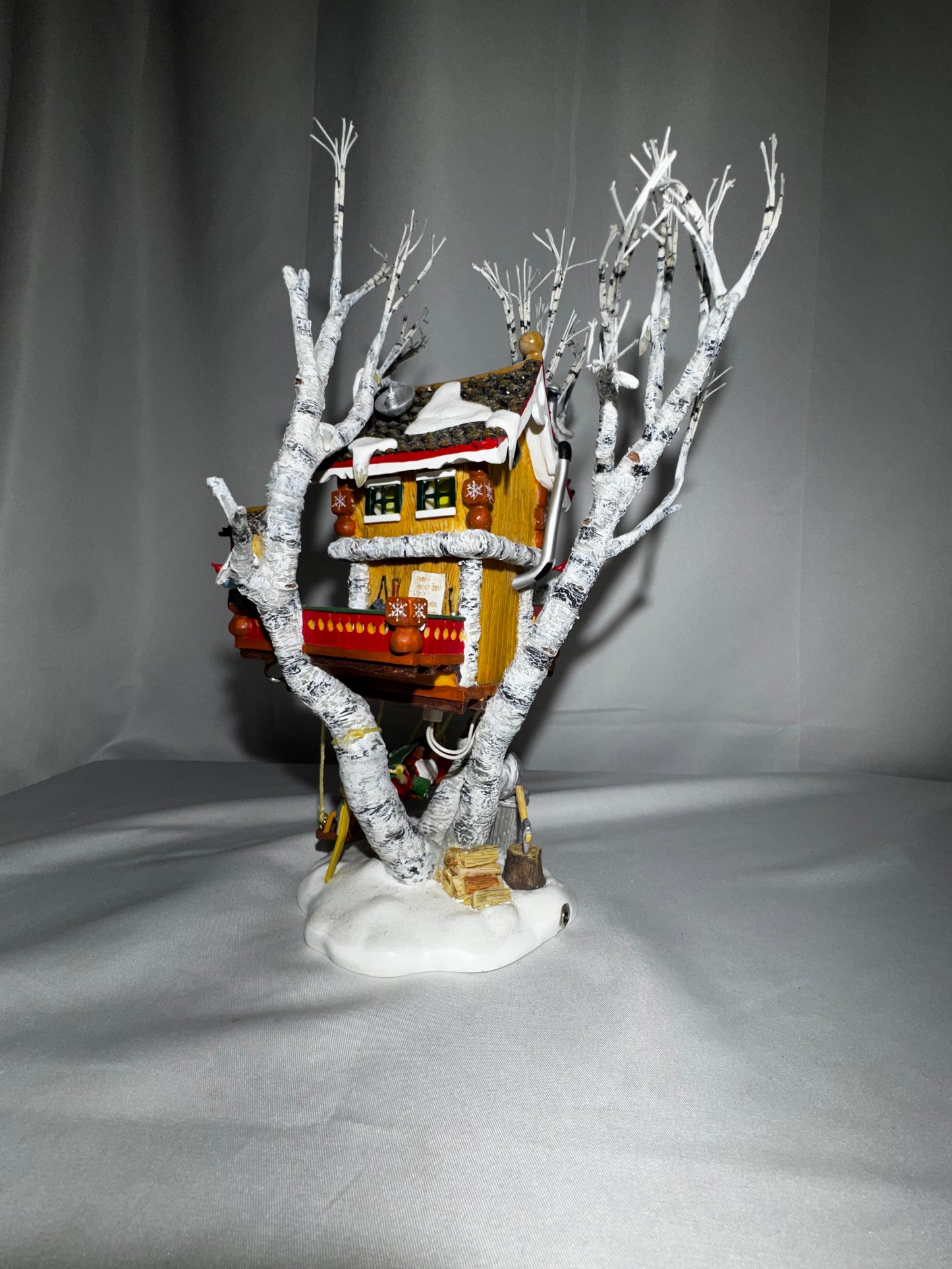 Department 56 North Pole Woods “Santa’s Retreat” Lighted Tree House – Retired Collectible