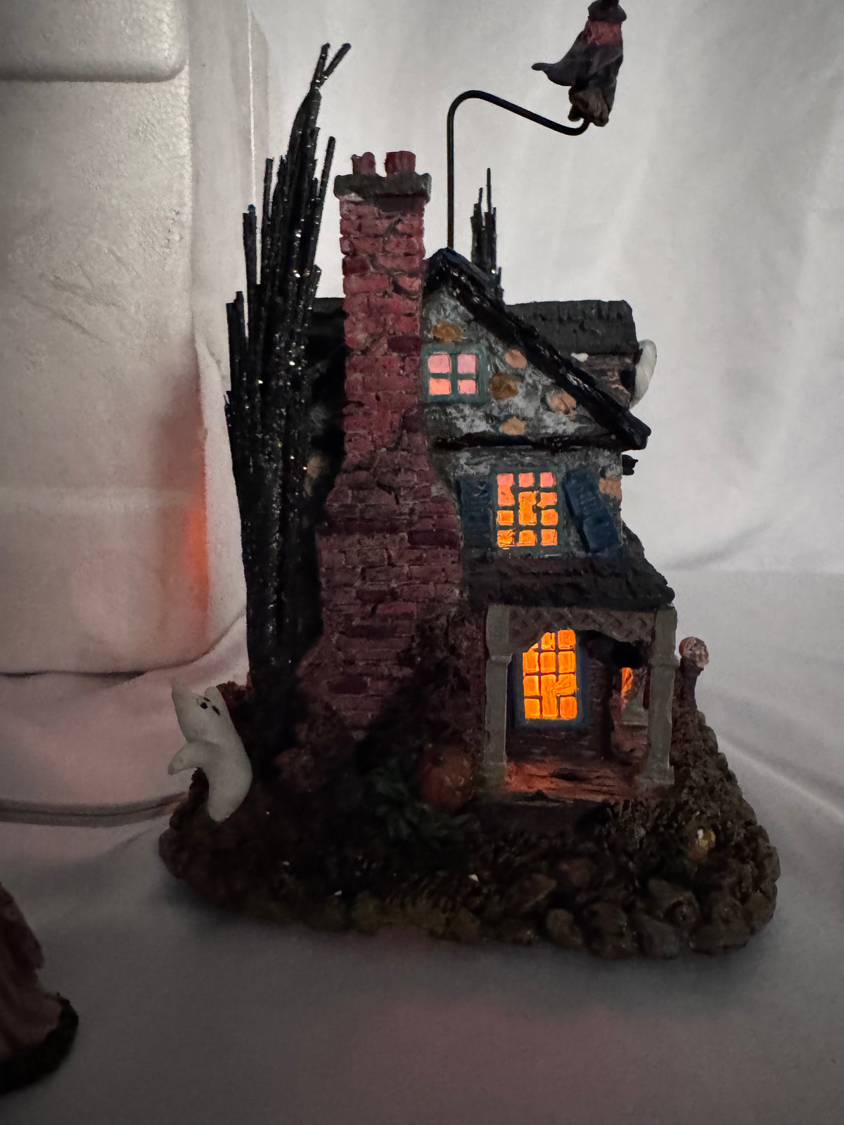 2004 Hawthorne Village The Munsters “Lily’s Inn” Halloween Village Lighted House – COA