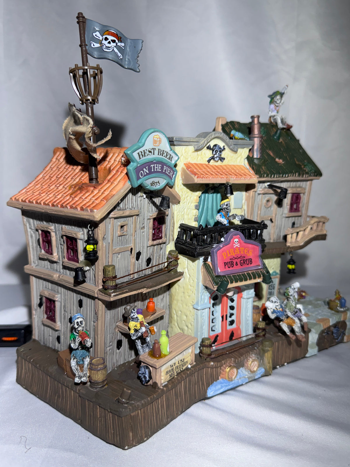 Lemax Spooky Town Pirates Pub & Grub #85666 – Retired Halloween Village – Original Box