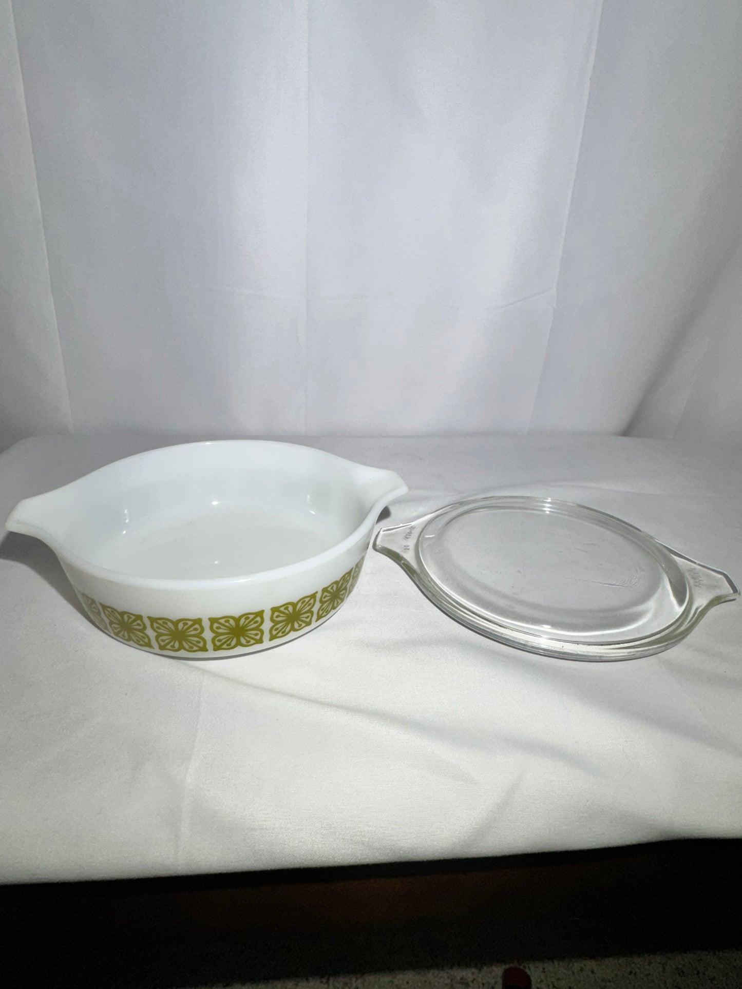 Pyrex 471 – 1 Pint Dish with Lid (470C) – Verde Square Flower Pattern