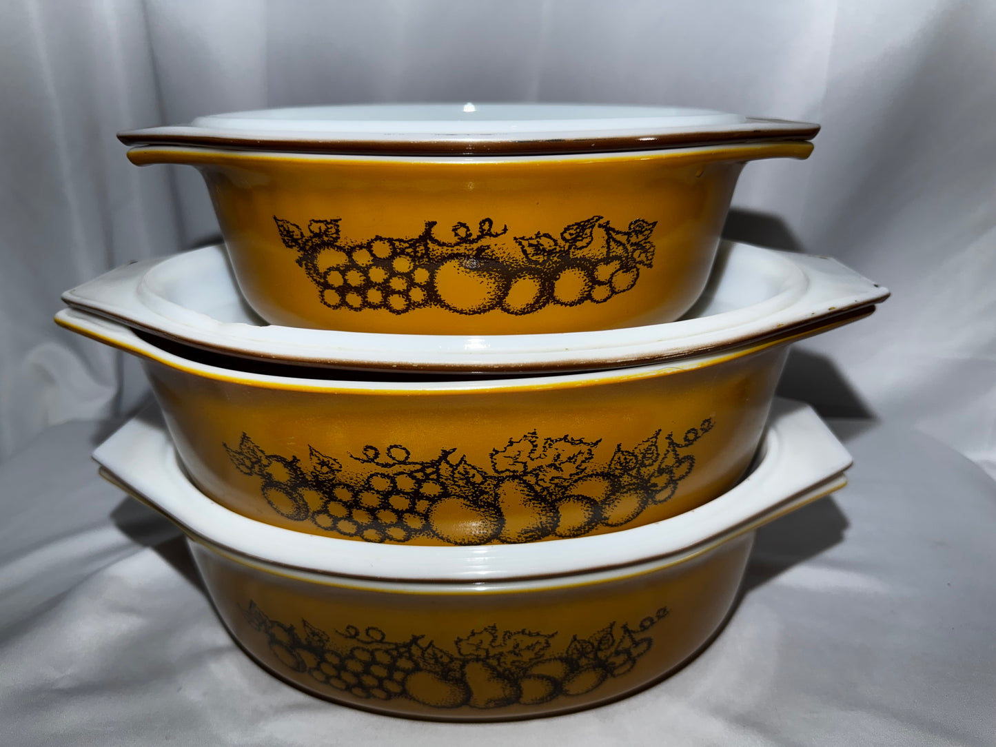 Vintage Pyrex Old Orchard Casserole Dish Set of 3 w/ Lids 1.5 Qt & 2.5 Qt Brown Fruit