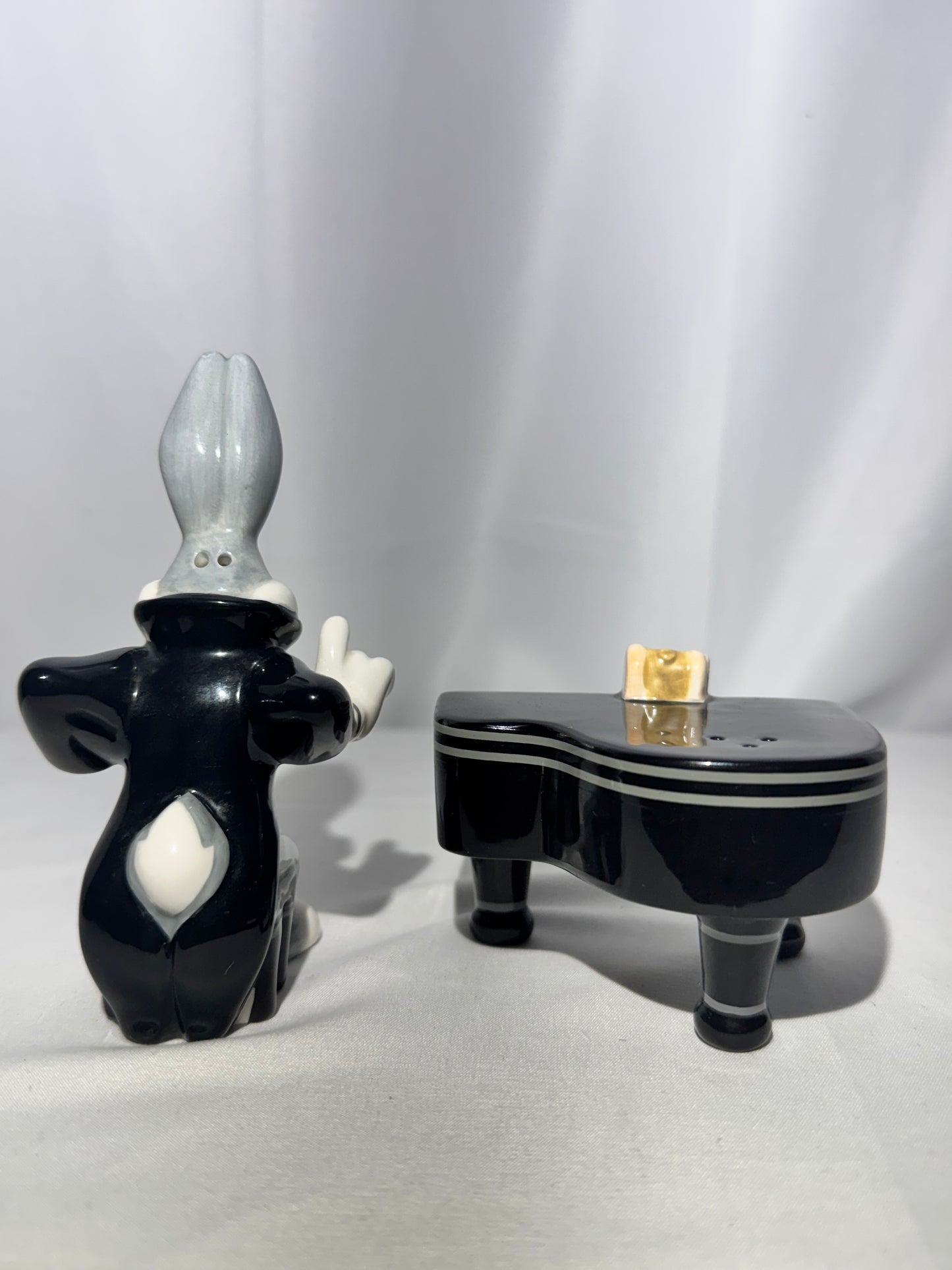 Vintage Warner Bros. Bugs Bunny & Piano Salt and Pepper Shaker Set – Looney Tunes