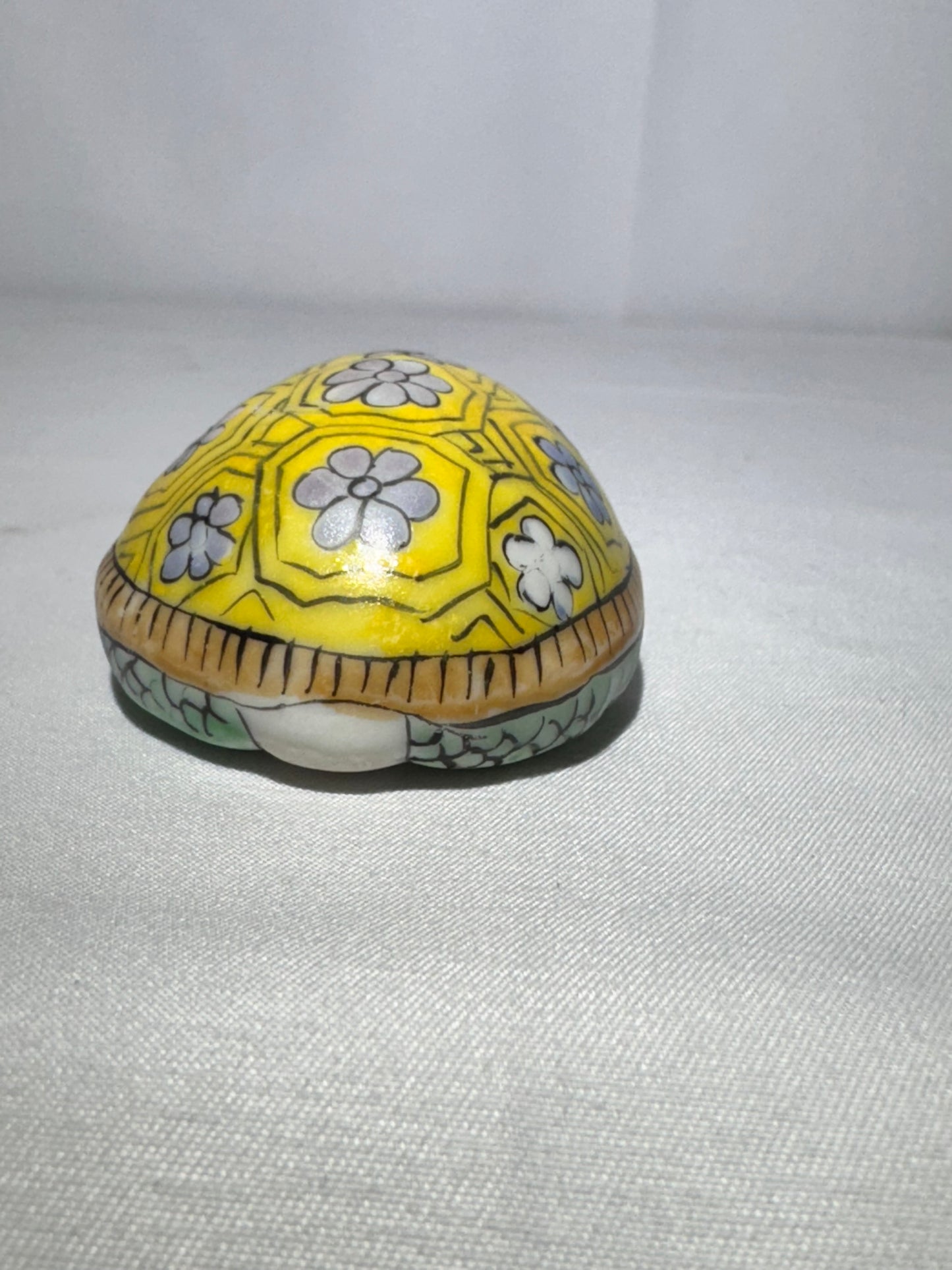 Antique Porcelain Turtle Snuff Bottle – Hand-Painted with Spoon and Stopper