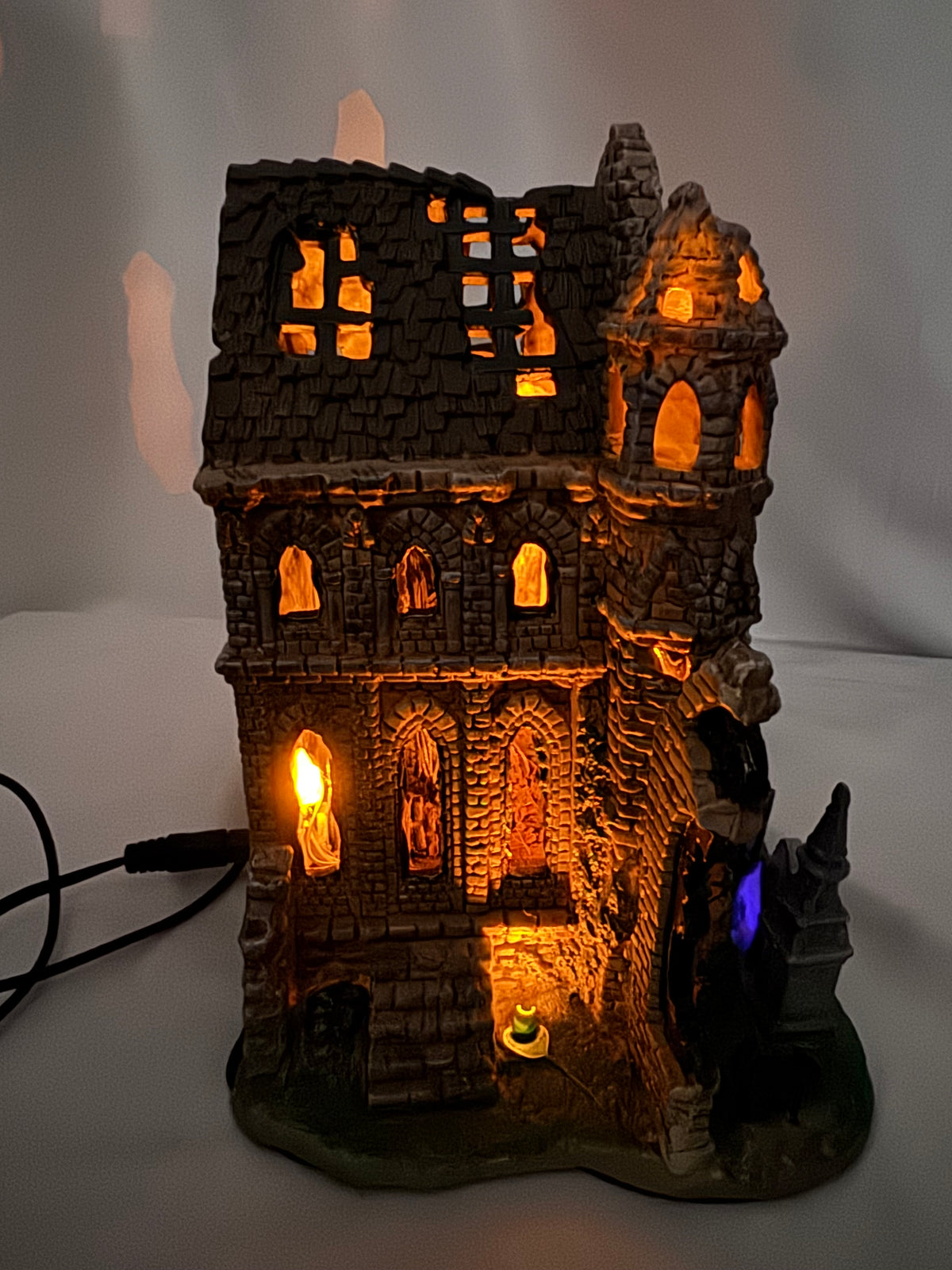 Lemax Spooky Town Gothic Ruins Lighted Building #65342 – 2006 – Retired