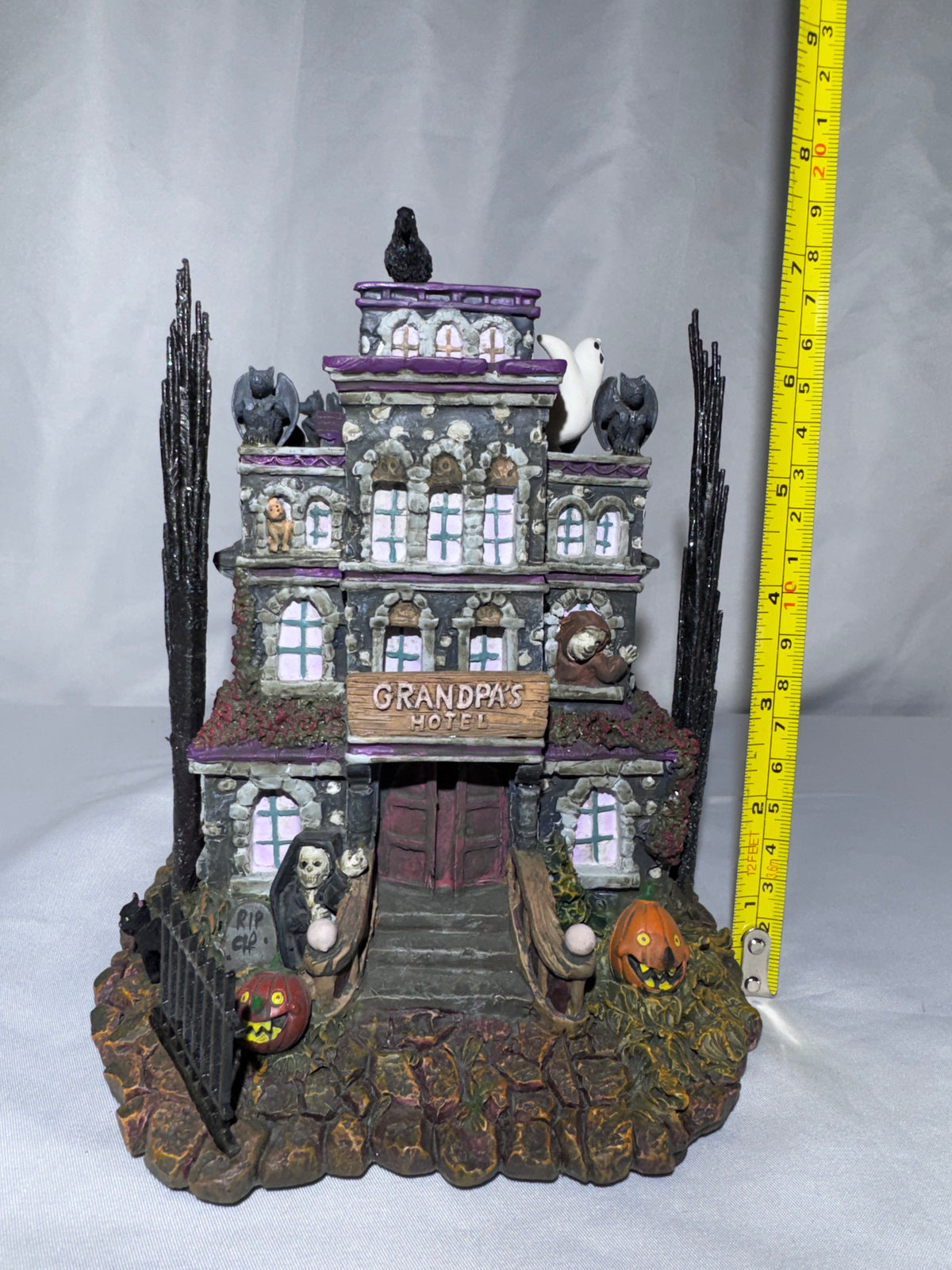 Hawthorne Village The Munsters Halloween Village – Grandpa’s Touch of Transylvania Hotel – 2004