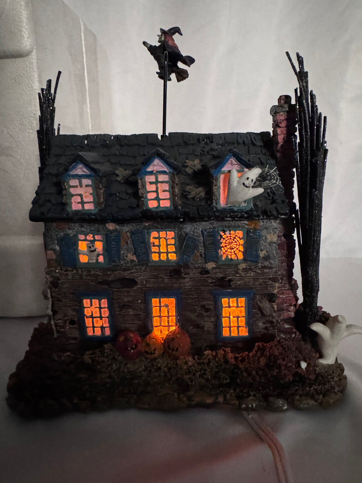 2004 Hawthorne Village The Munsters “Lily’s Inn” Halloween Village Lighted House – COA