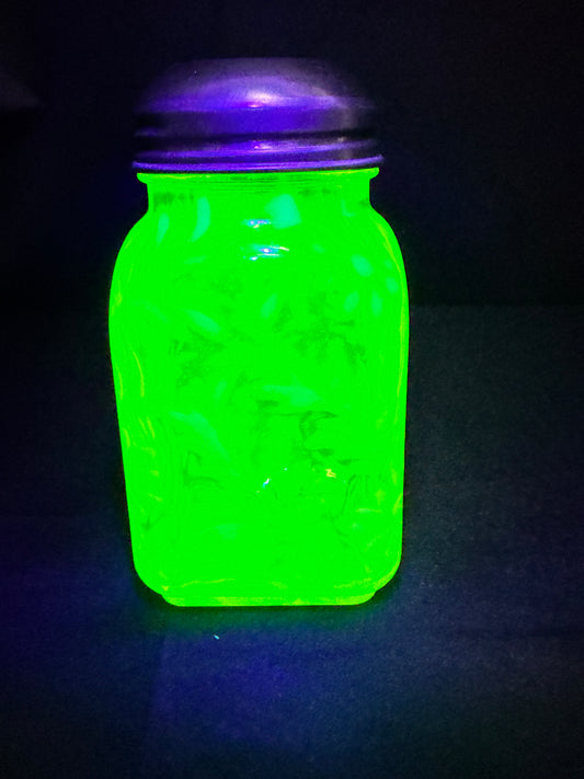 Vintage Daisy & Fern Square Shaker – Uranium Glass