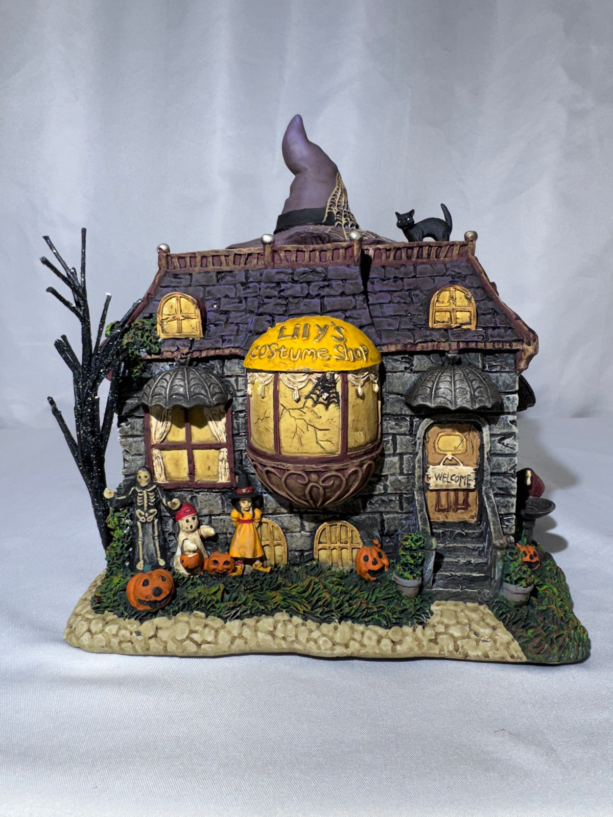 Hawthorne Village The Munsters Lily’s Costume Shop – A2296 – 2005 Halloween Village