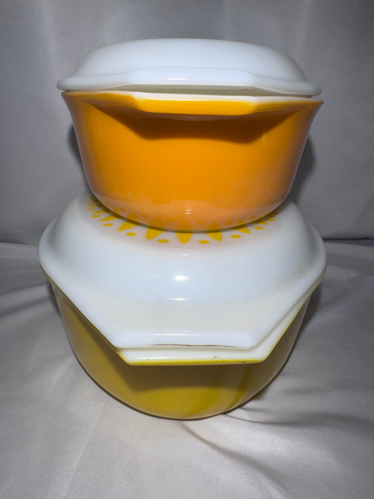 Vintage Pyrex Daisy Sunflower Mixing Bowls & Covered Casserole Dishes – 1970s – Set of 9 Pieces