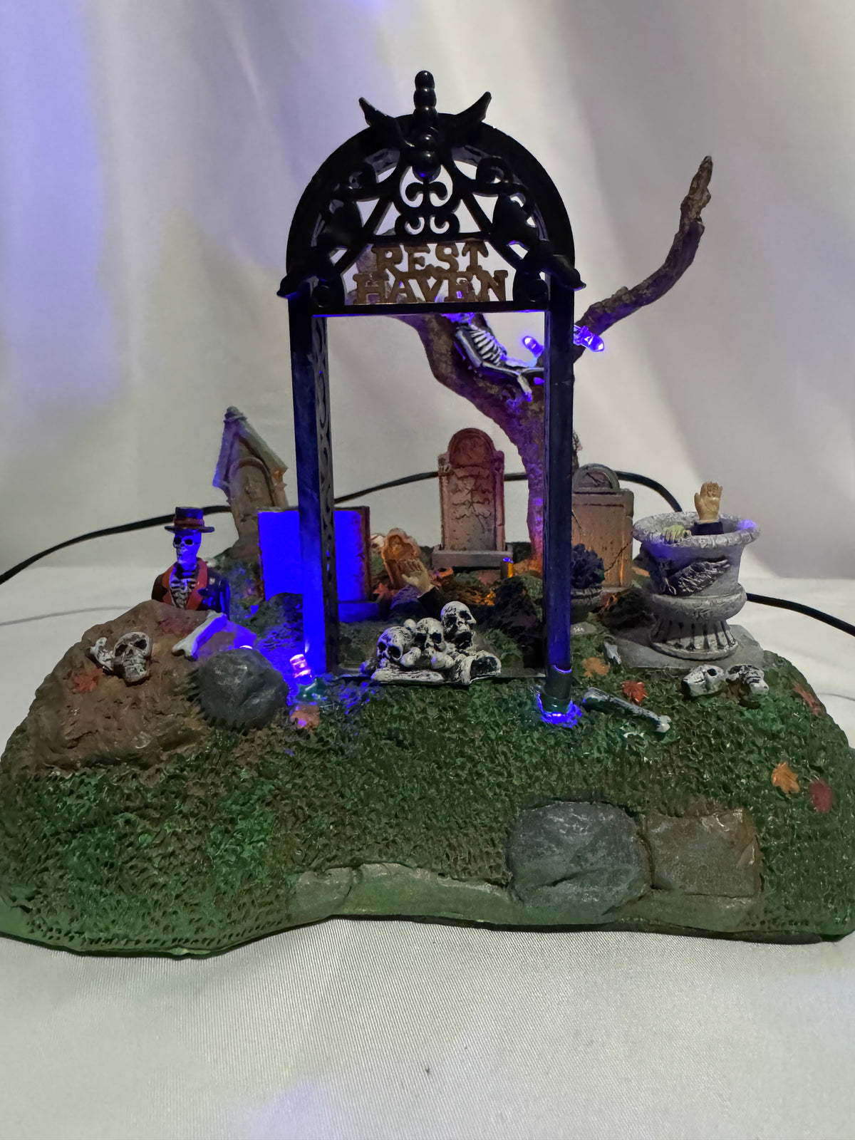 Lemax Spooky Town Restless Tombstones Animated Table Accent #74605 – 2007 – Retired