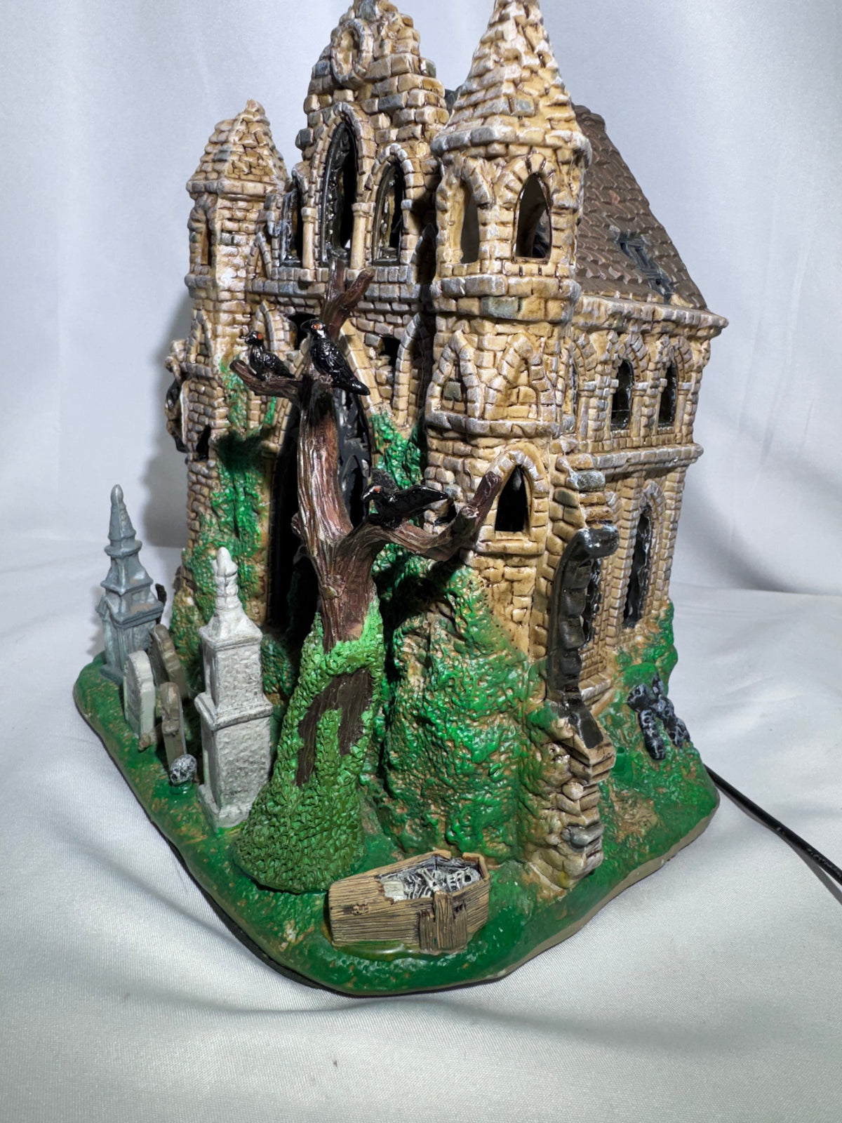 Lemax Spooky Town Gothic Ruins Lighted Building #65342 – 2006 – Retired