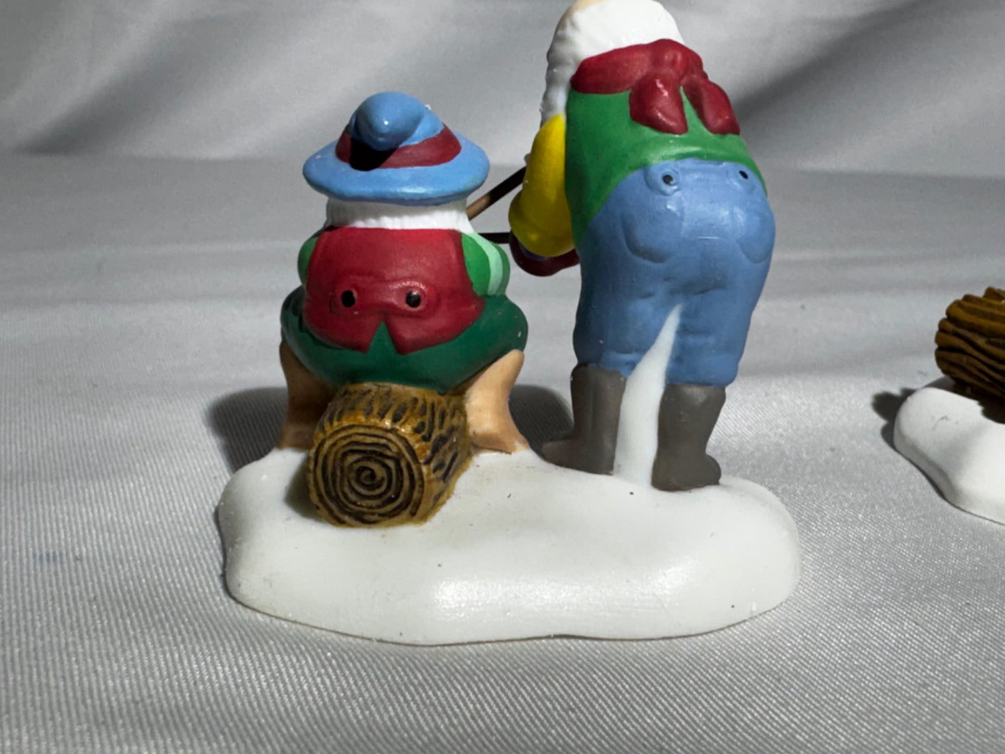 Department 56 North Pole Series – Marshmallows Around the Campfire #56.56712