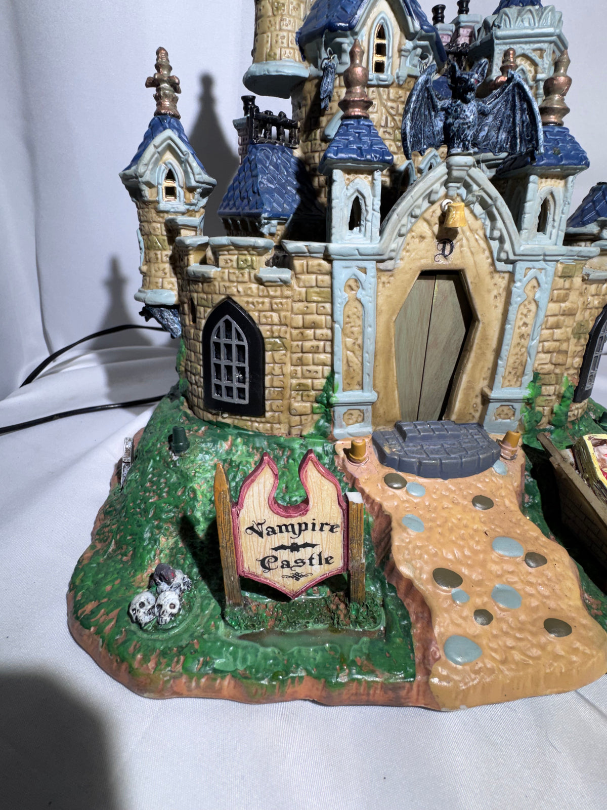 Lemax Spooky Town Vampire Castle #75498 – Retired 2007 Halloween Village – Animated & Lighted