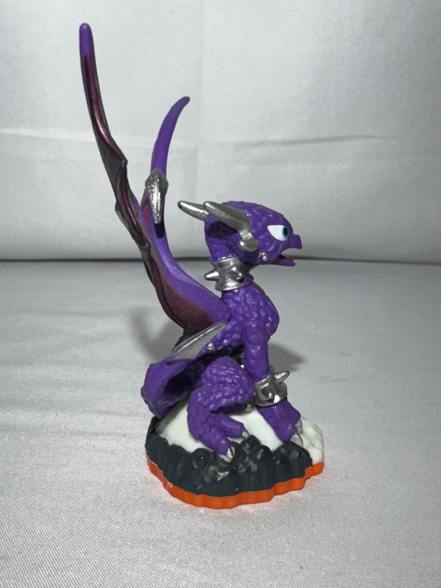Skylanders Giants Cynder Series 2 Undead Dragon Figure Activision