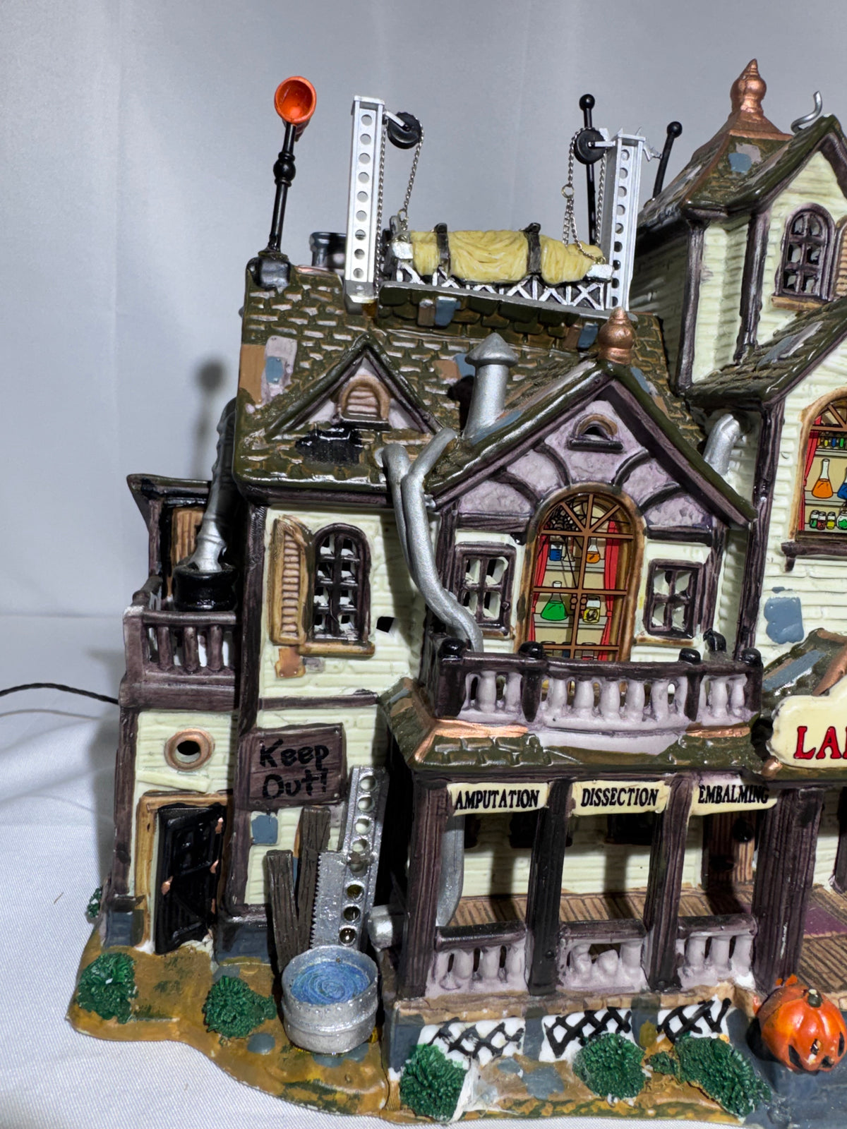 Lemax Spooky Town Dr. Tingle’s Laboratory #05487 – Retired 2000–2008 – Parts/Repair