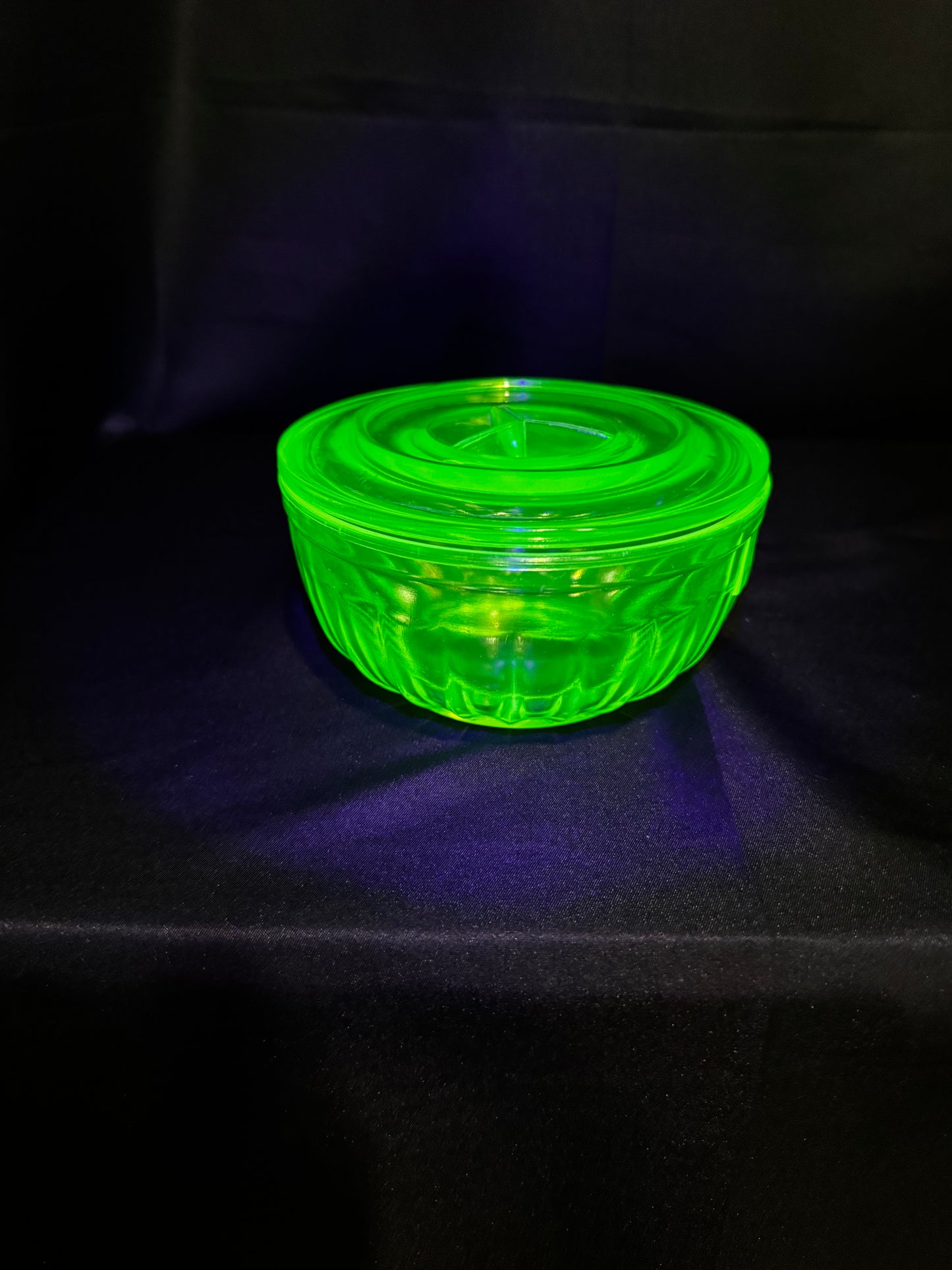 Vintage Anchor Hocking Uranium Glass Refrigerator Dish w/ Lid Ribbed Depression Glass UV Glow 5.5”