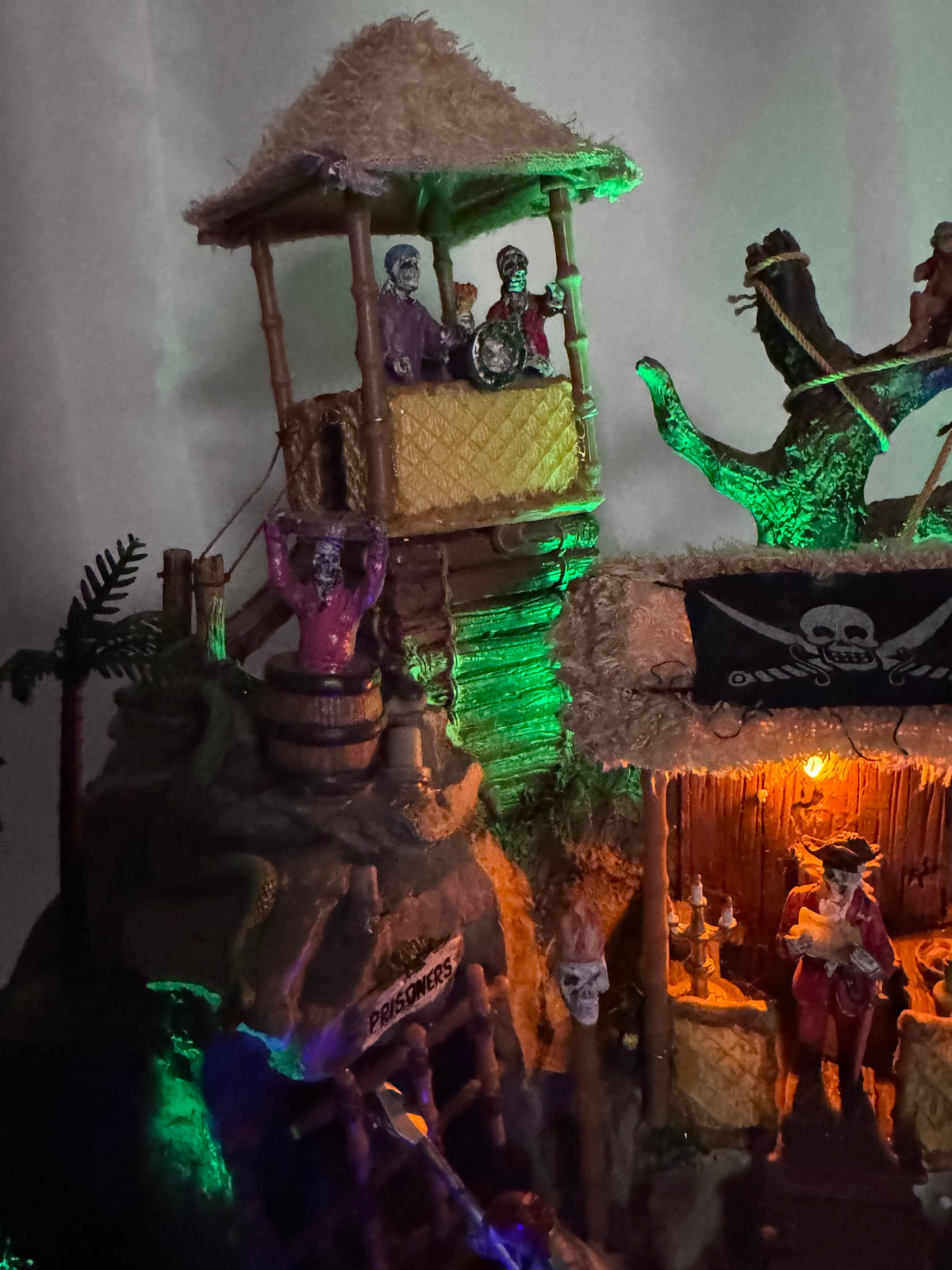 Lemax Spooky Town Pirates’ Hideout #84764 — Retired 2008 Halloween Village