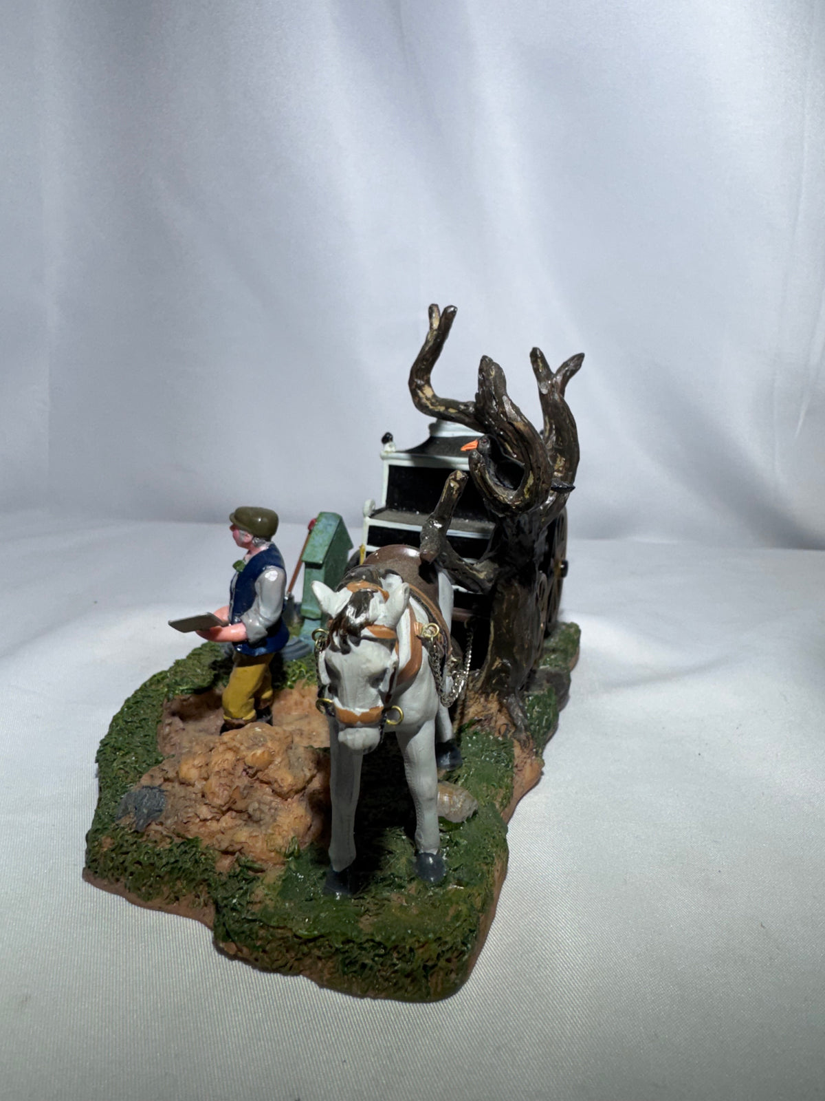 Lemax Spooky Town Gruesome Grave Digger – Item #53511 – 2005 – Retired