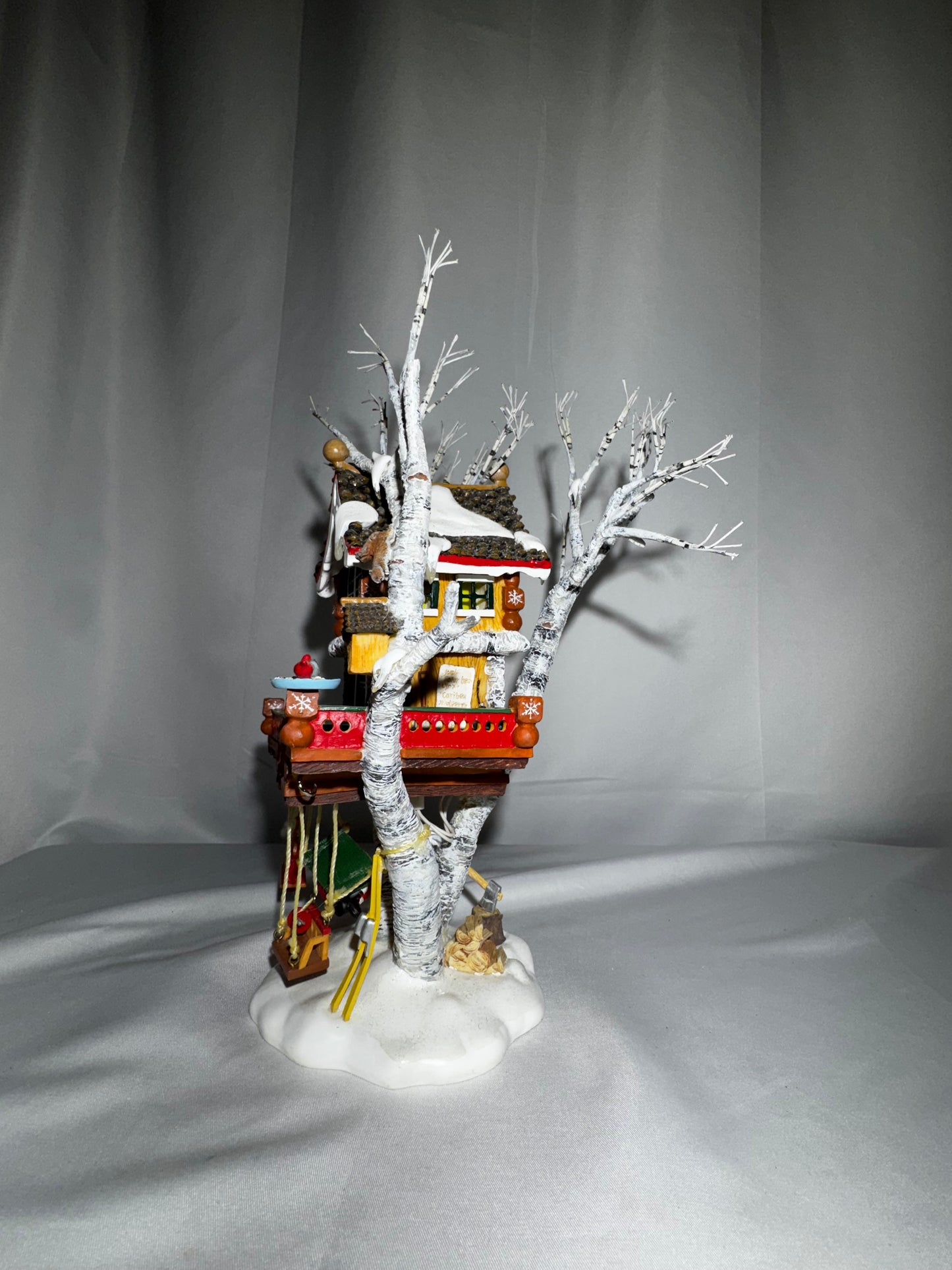 Department 56 North Pole Woods “Santa’s Retreat” Lighted Tree House – Retired Collectible